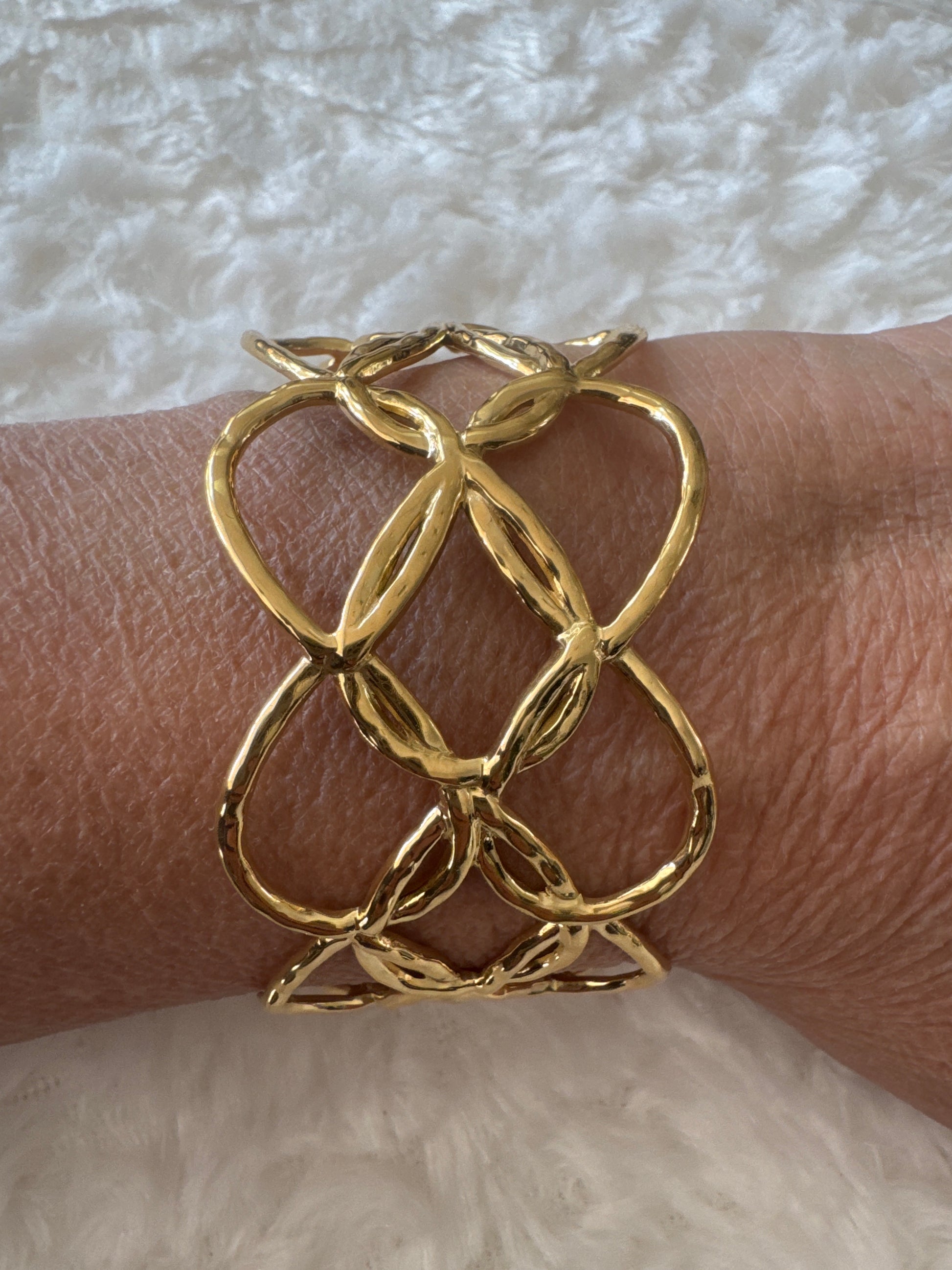 Bracelet manchette cœurs dorés