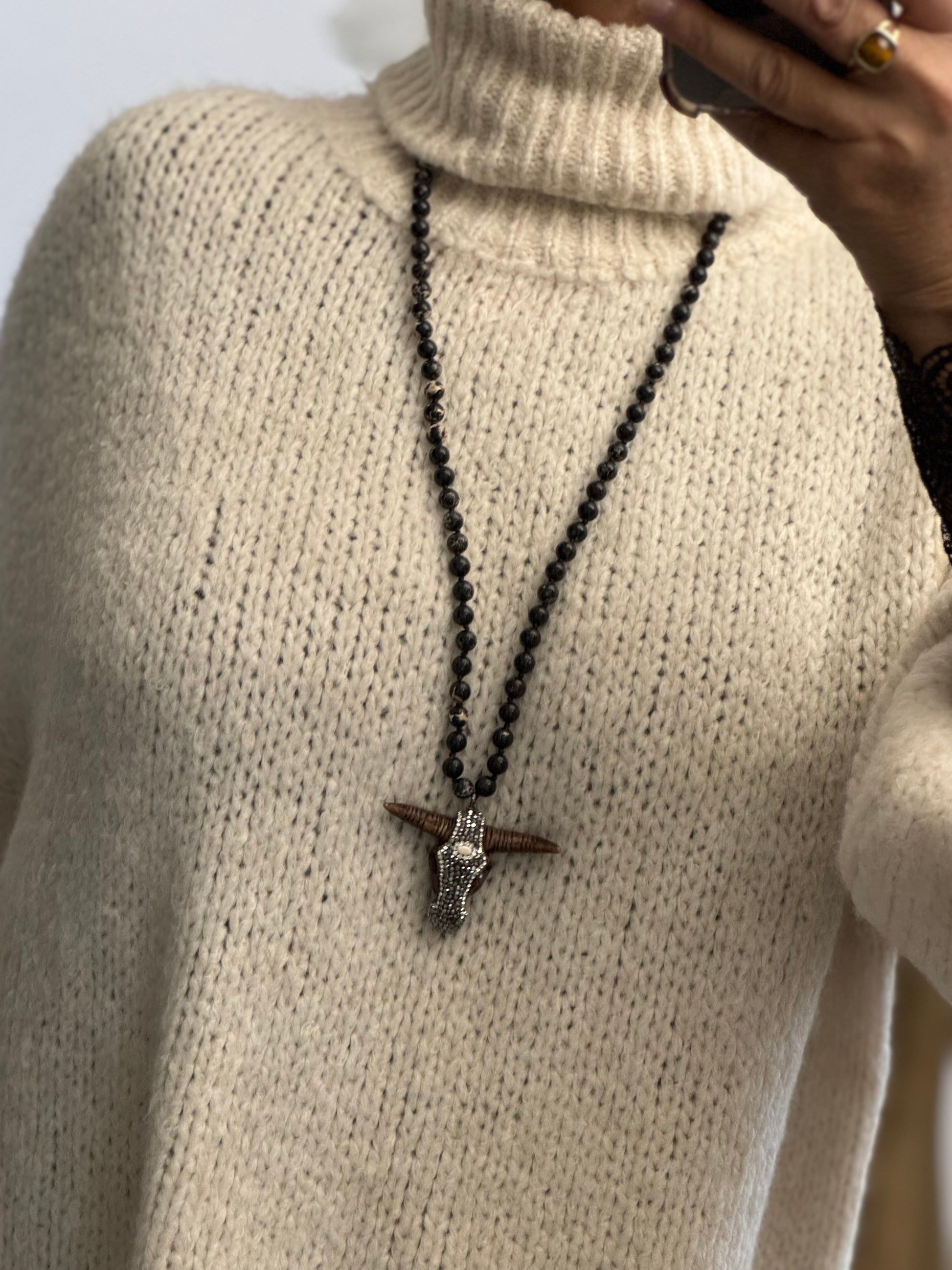 Pendentif tête de buffle noir artisanal