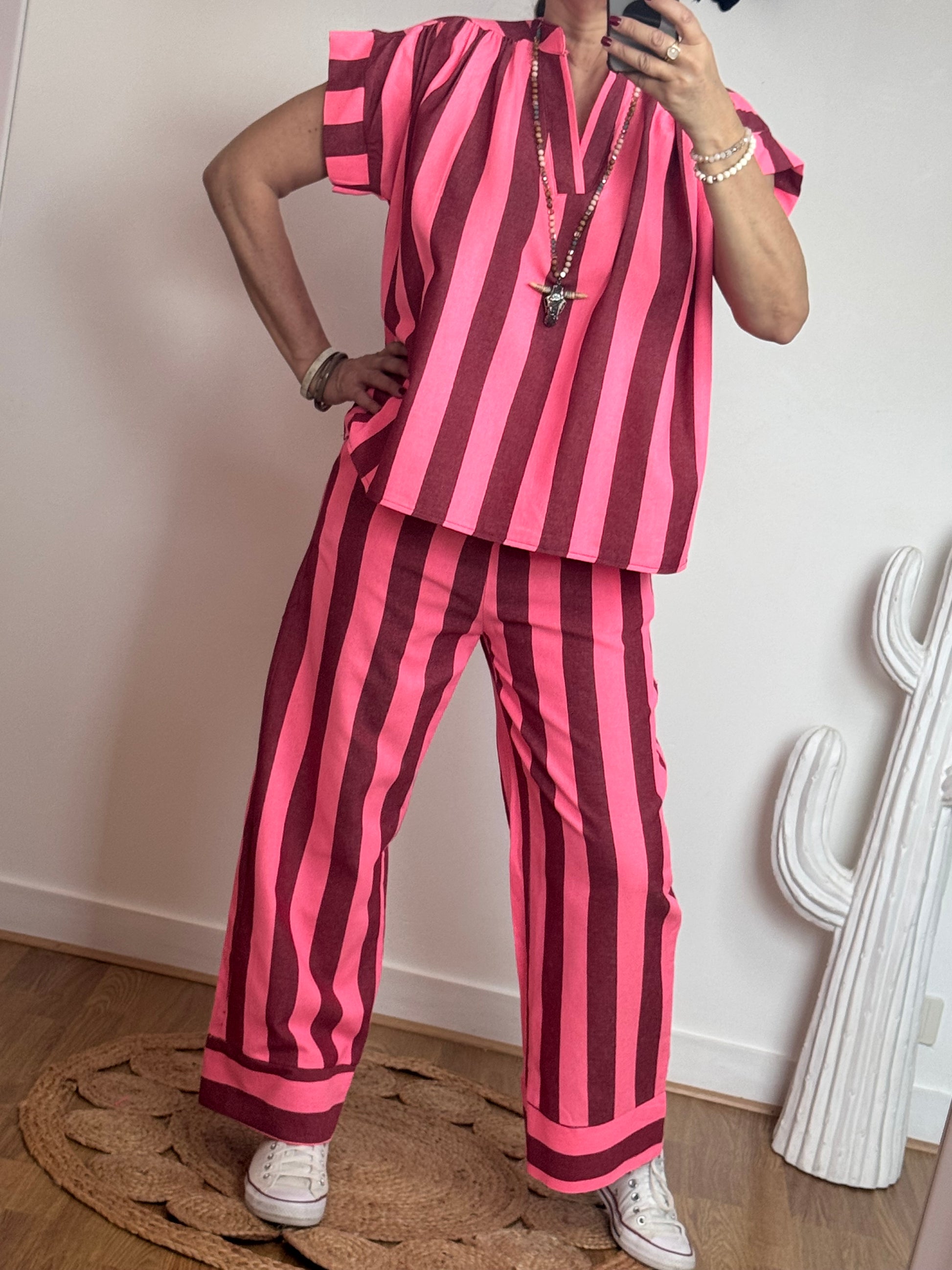 Pantalon rayé rose et rouge