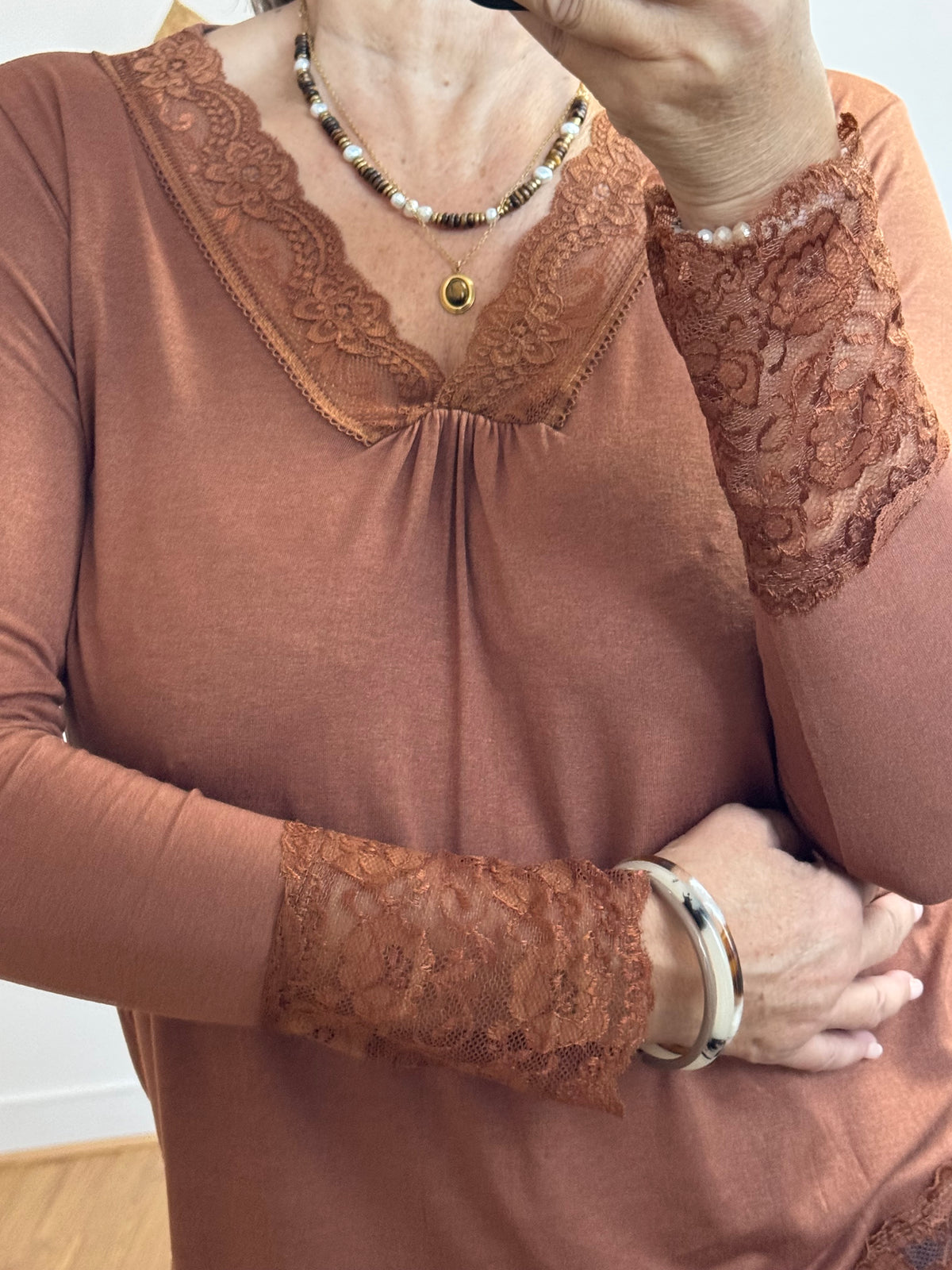 Top dentelle camel