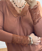 Top dentelle camel