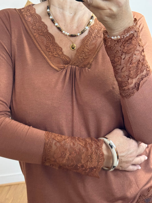 Top dentelle camel