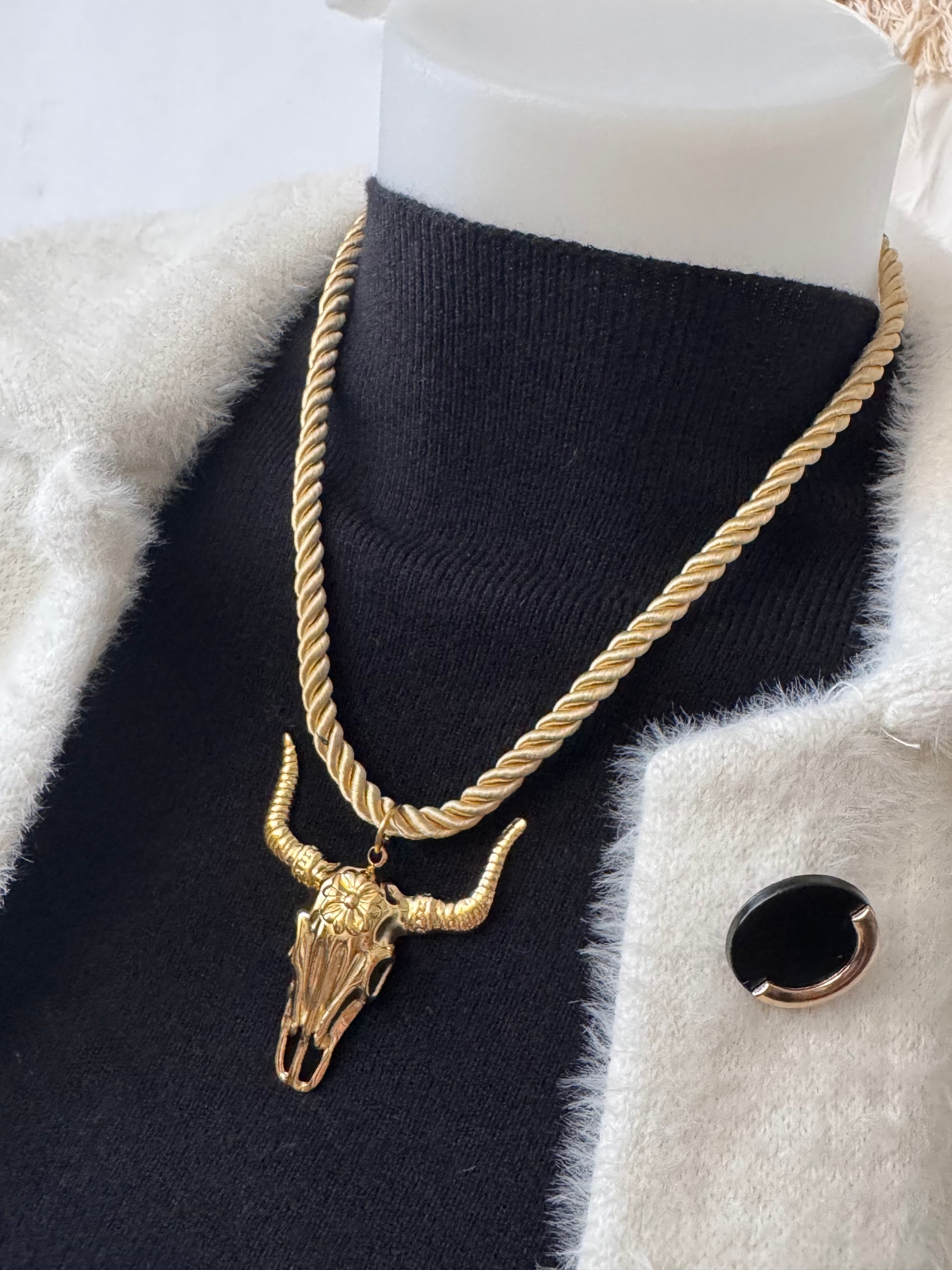 Collier cordelette dorée tête de buffle