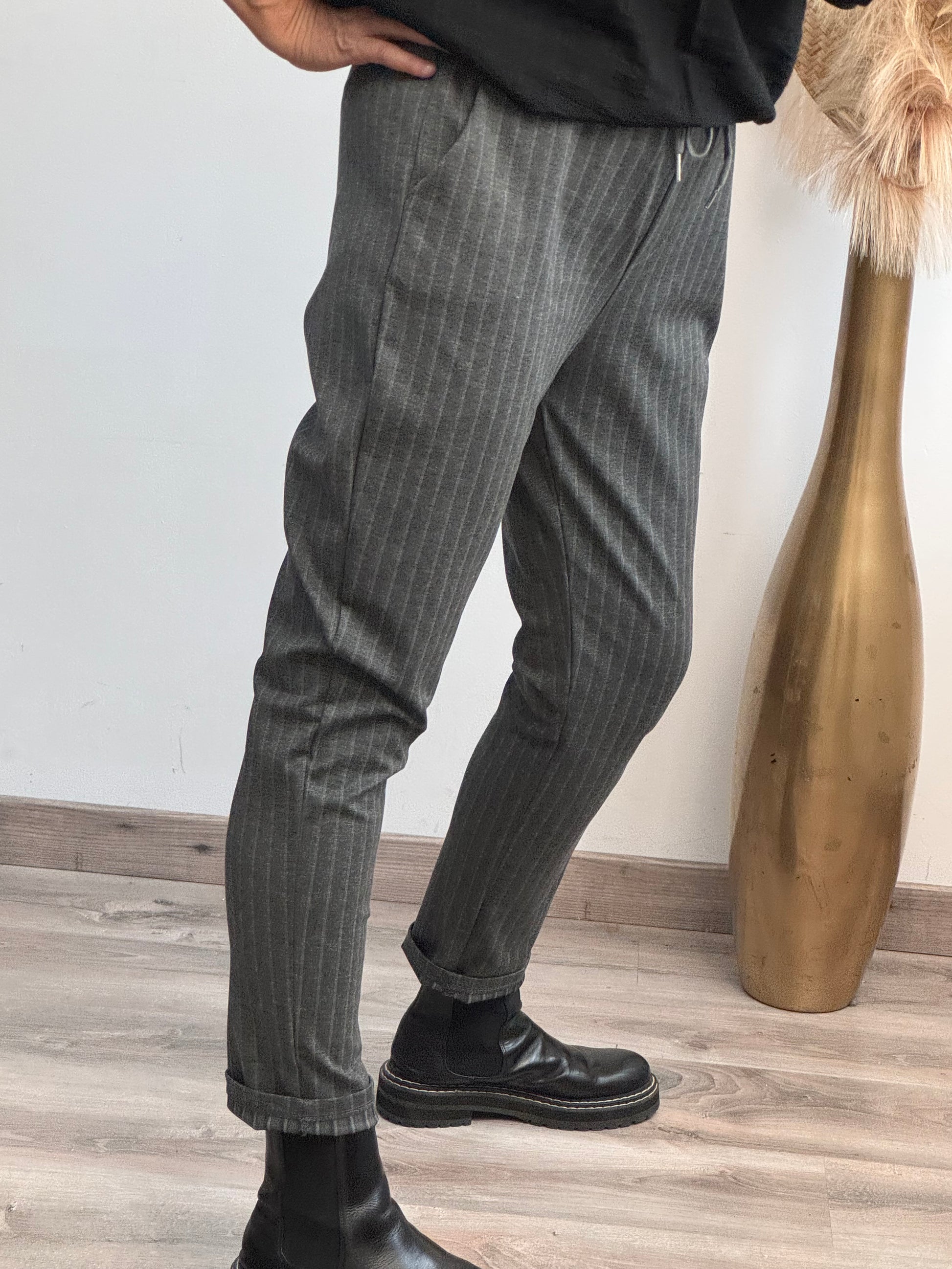 Pantalon gris à rayures