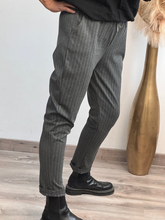 Pantalon gris à rayures