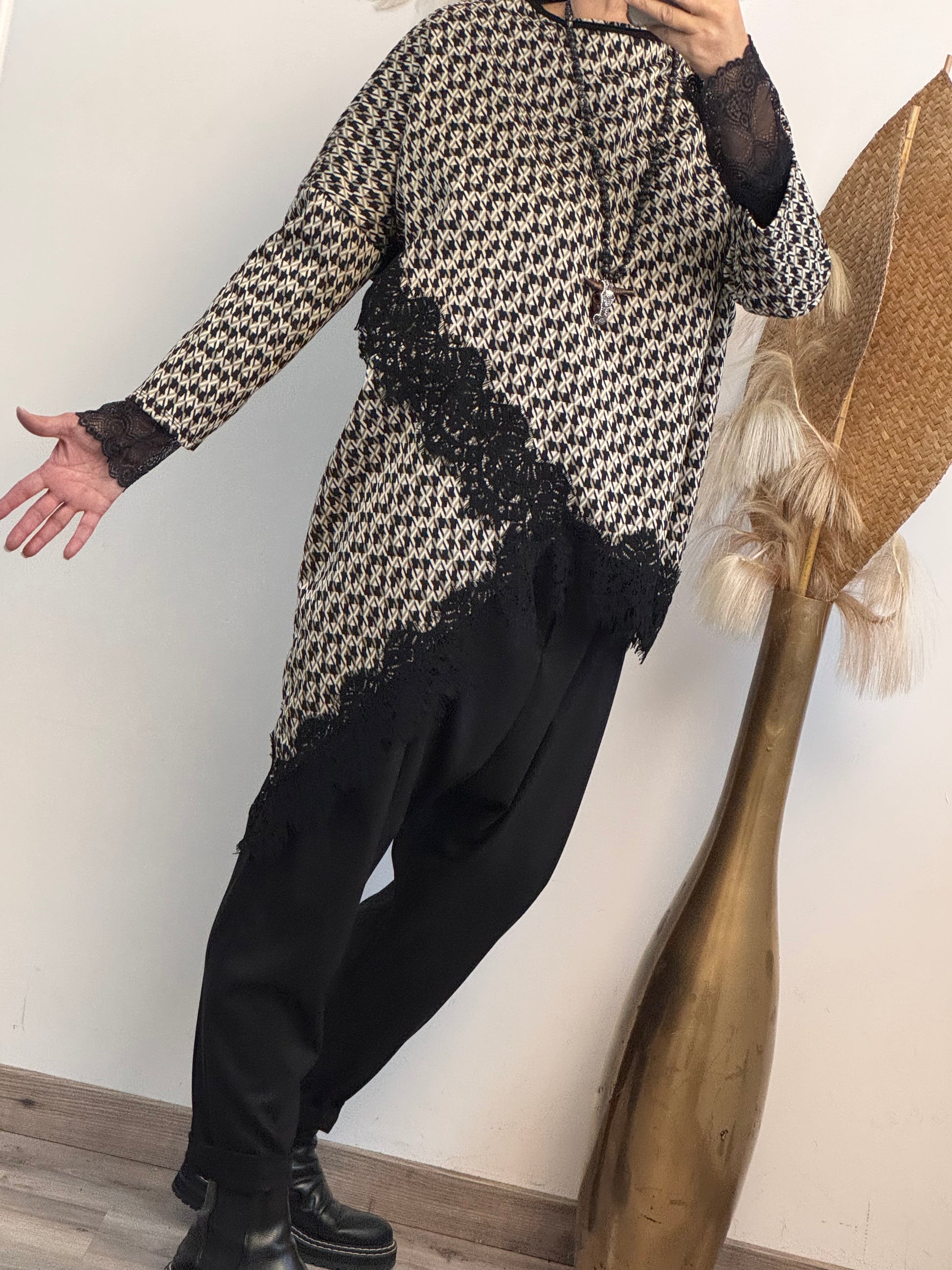 Pull asymétrique pieds de poule dentelle