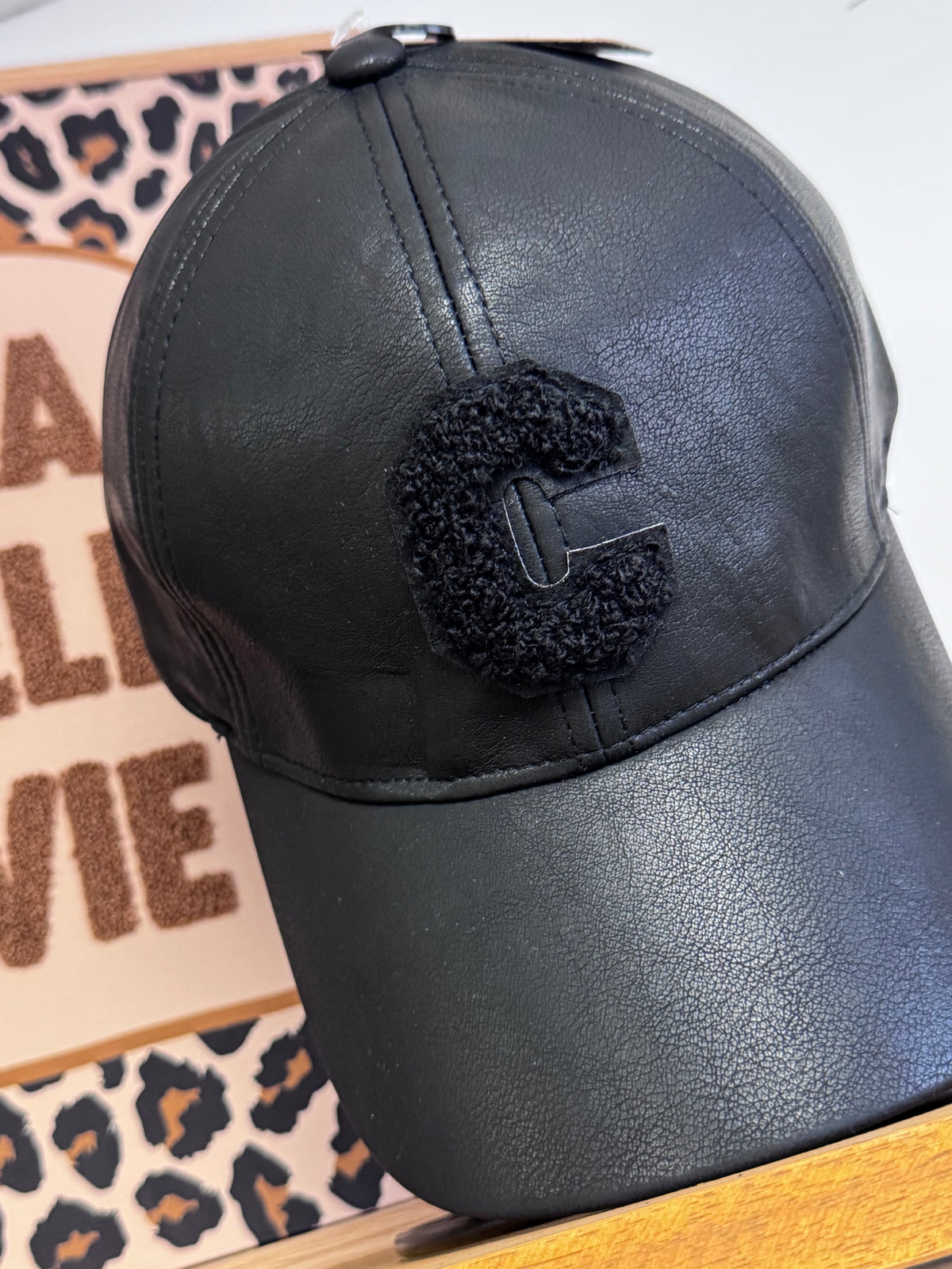 Casquette similicuir noire