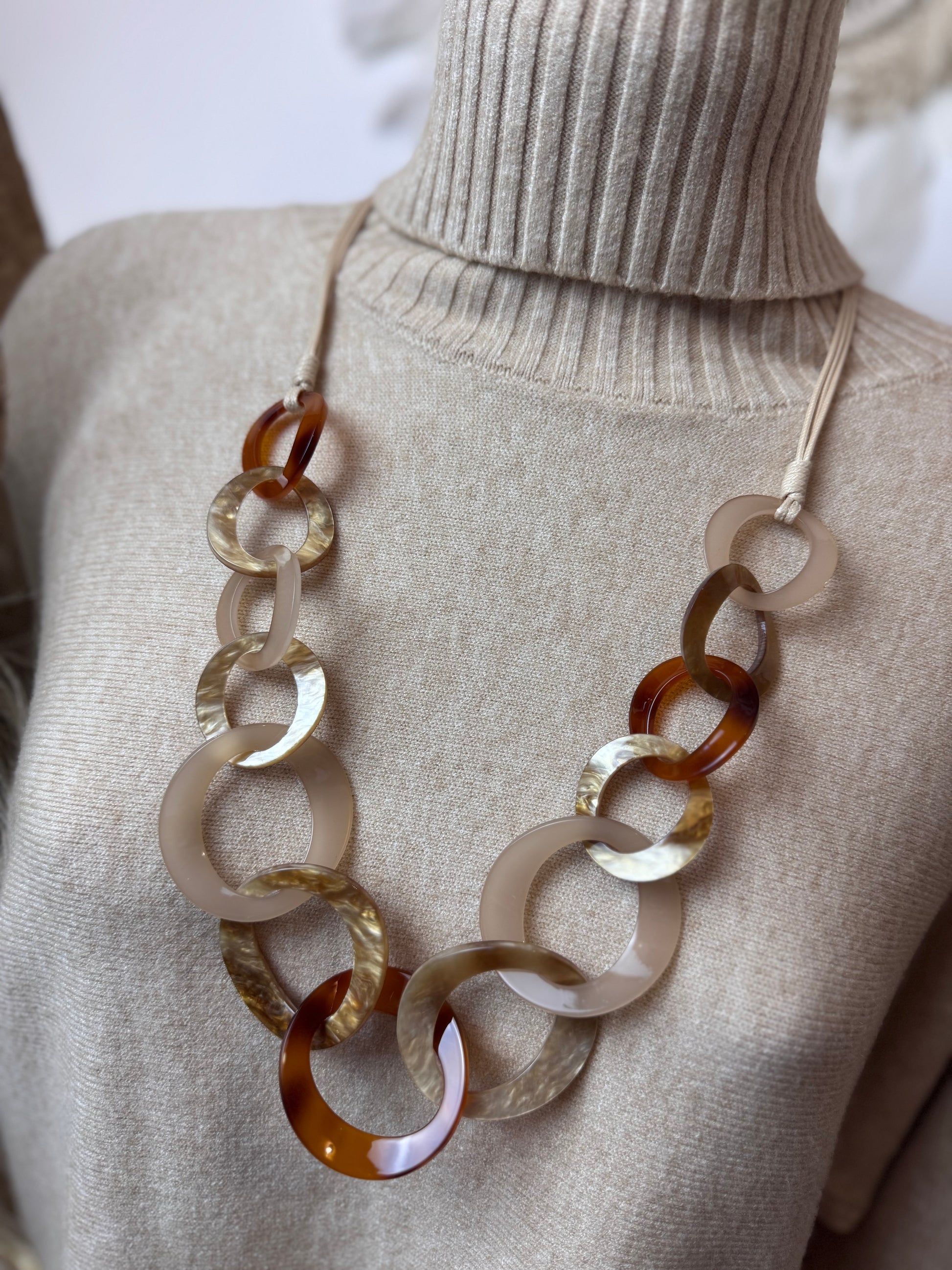 Collier Long maillons Résine Bohème Chic beige