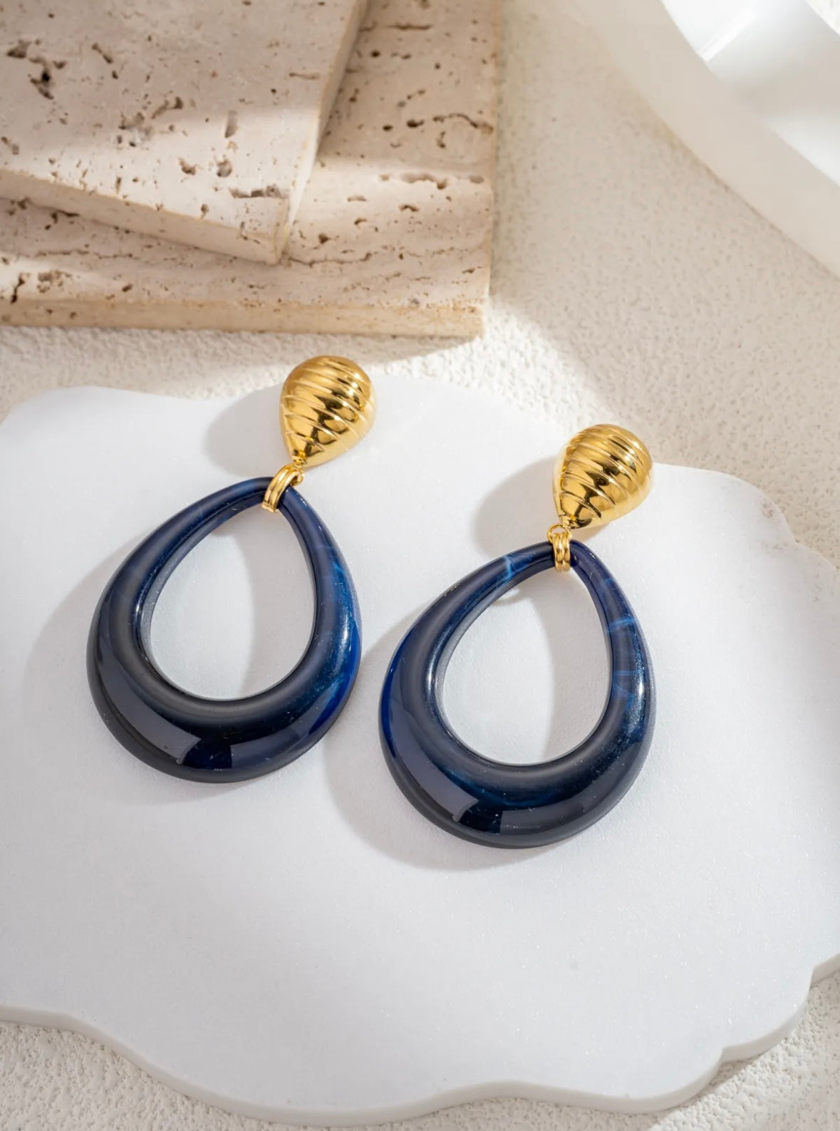 Boucles Goutte Résine
Colorée et Clou Doré