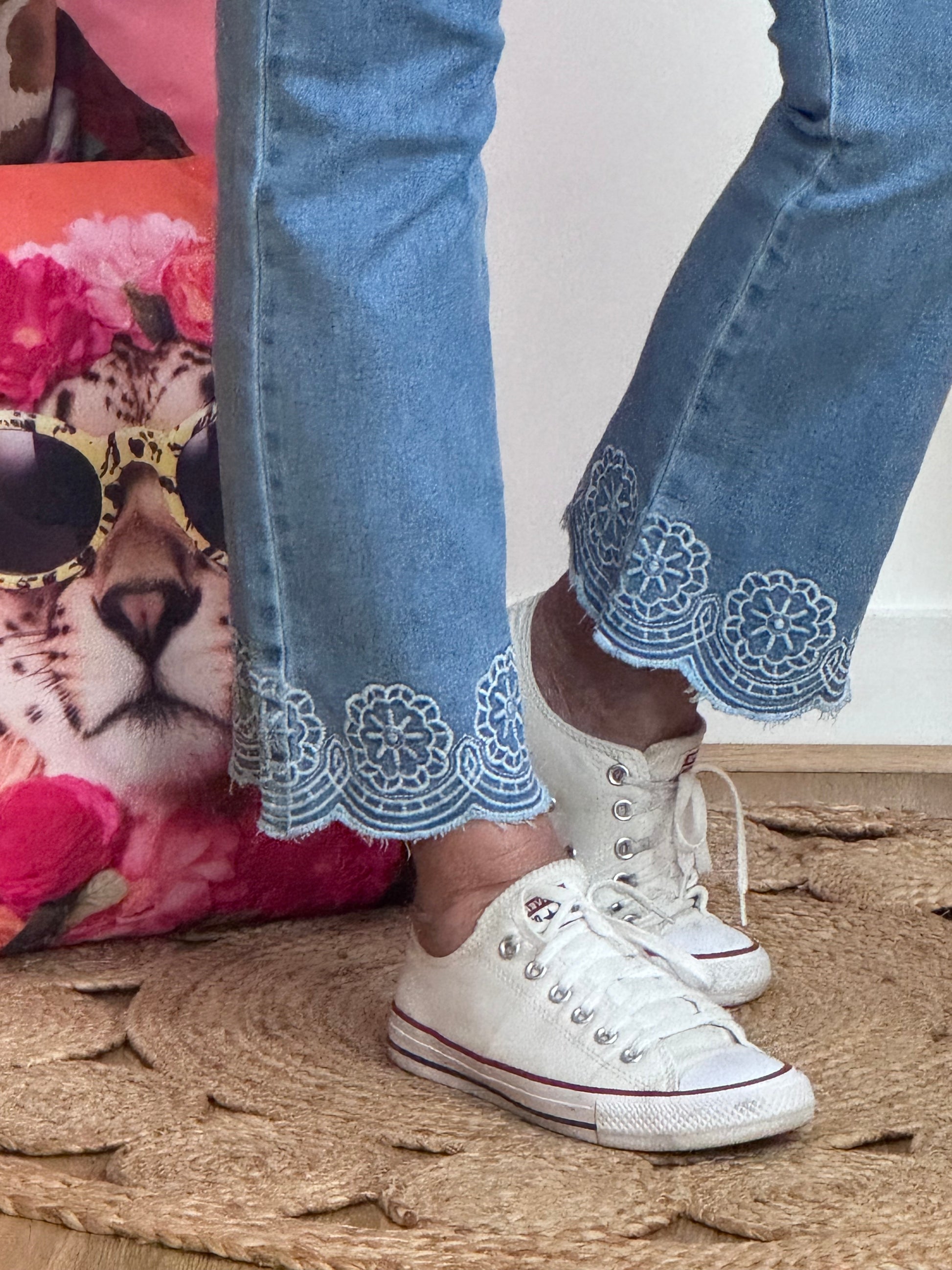 Jeans flare bleu clair brodé