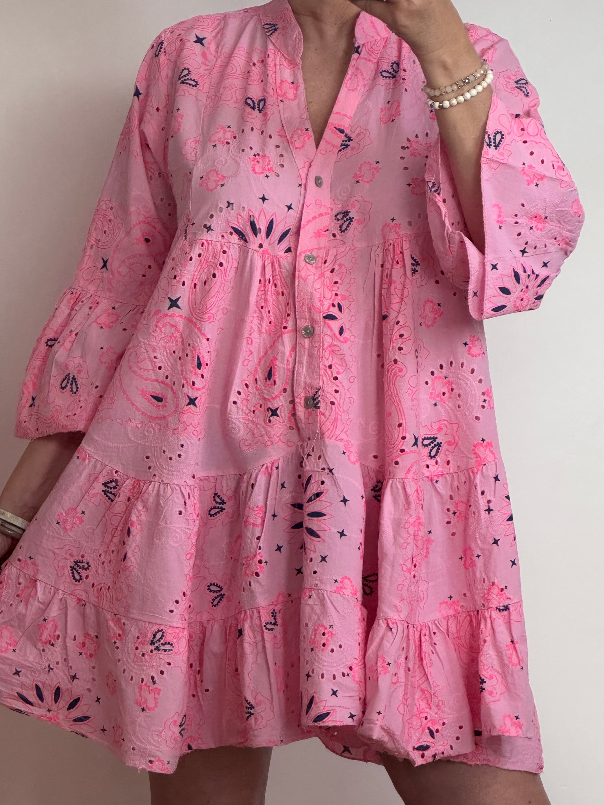 Robe courte bandana et broderie rose
