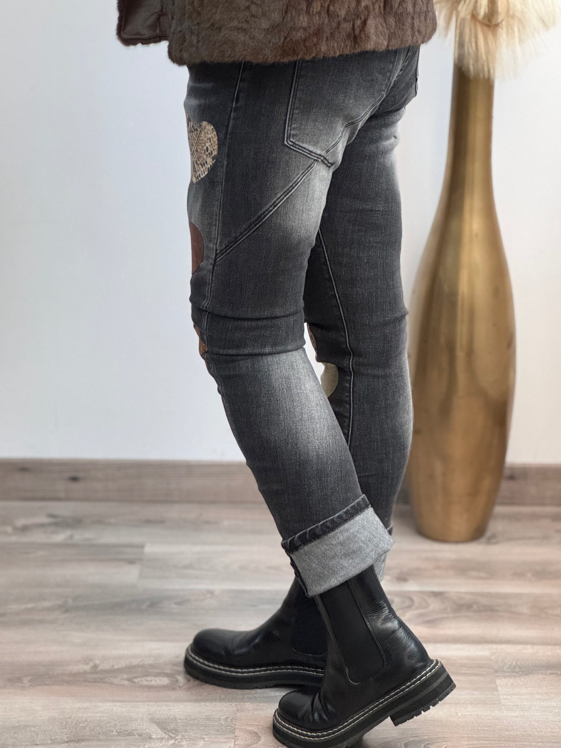 Jeans noir délavé multi patchs cœurs