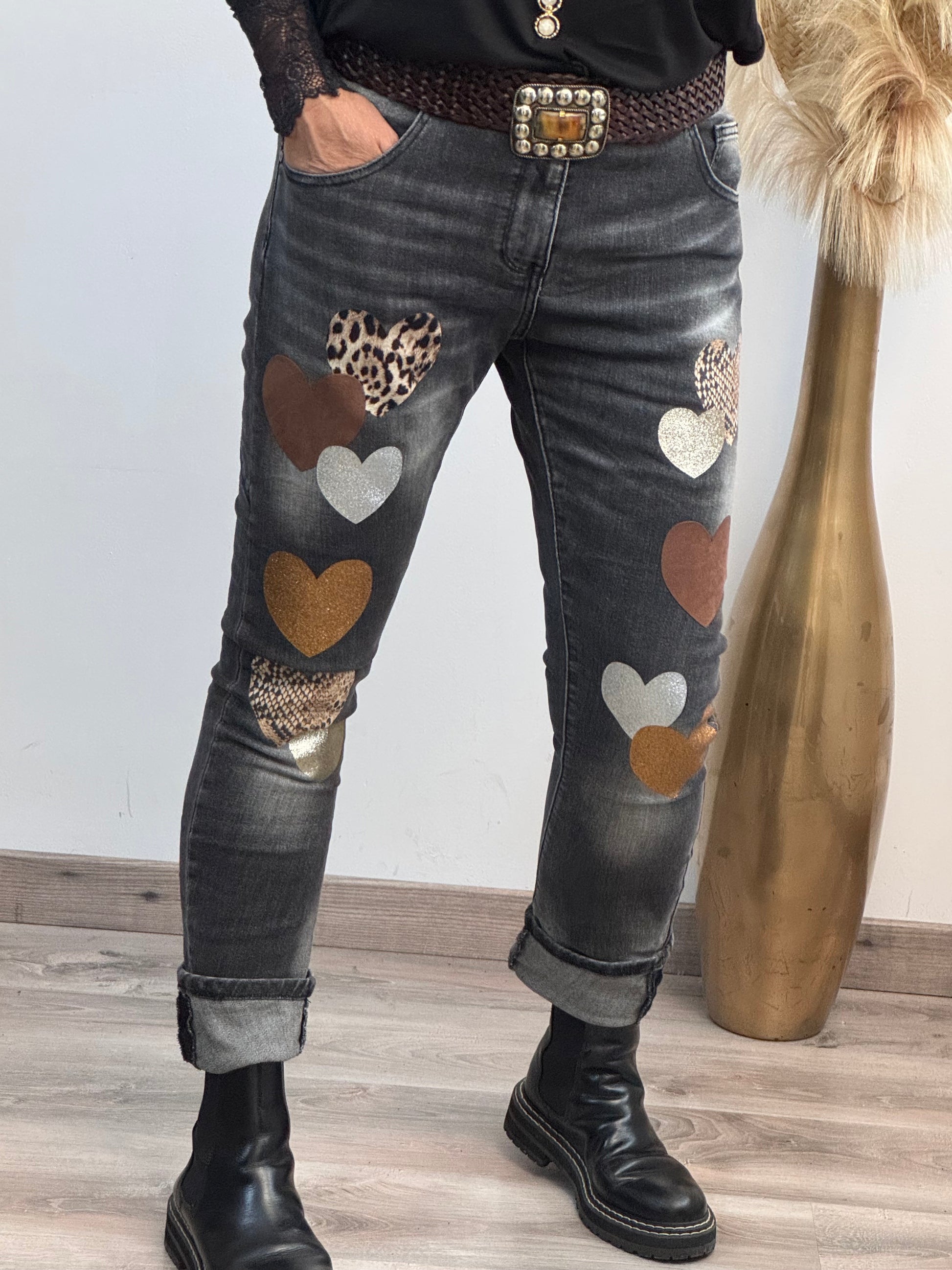 Jeans noir délavé multi patchs cœurs