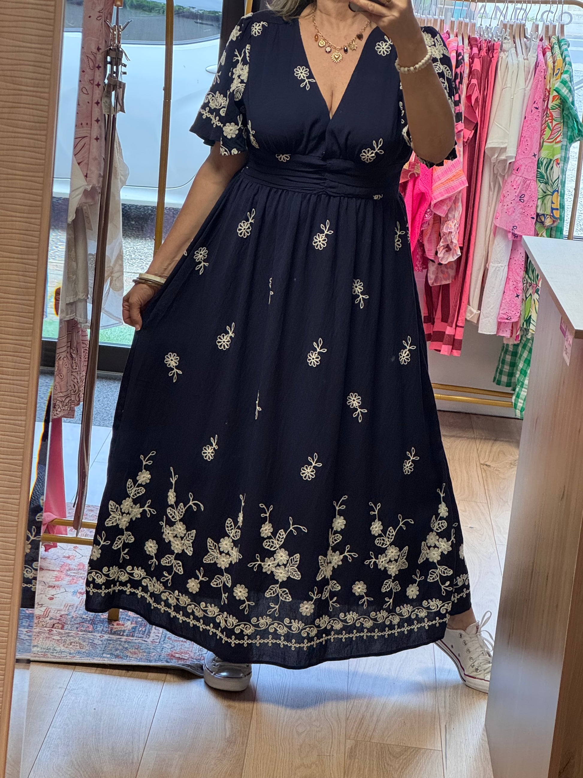 Robe marine brodée jolie forme