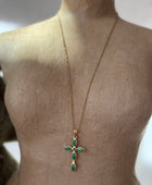 Collier Croix Élégance 
Pierres Ovales vertes