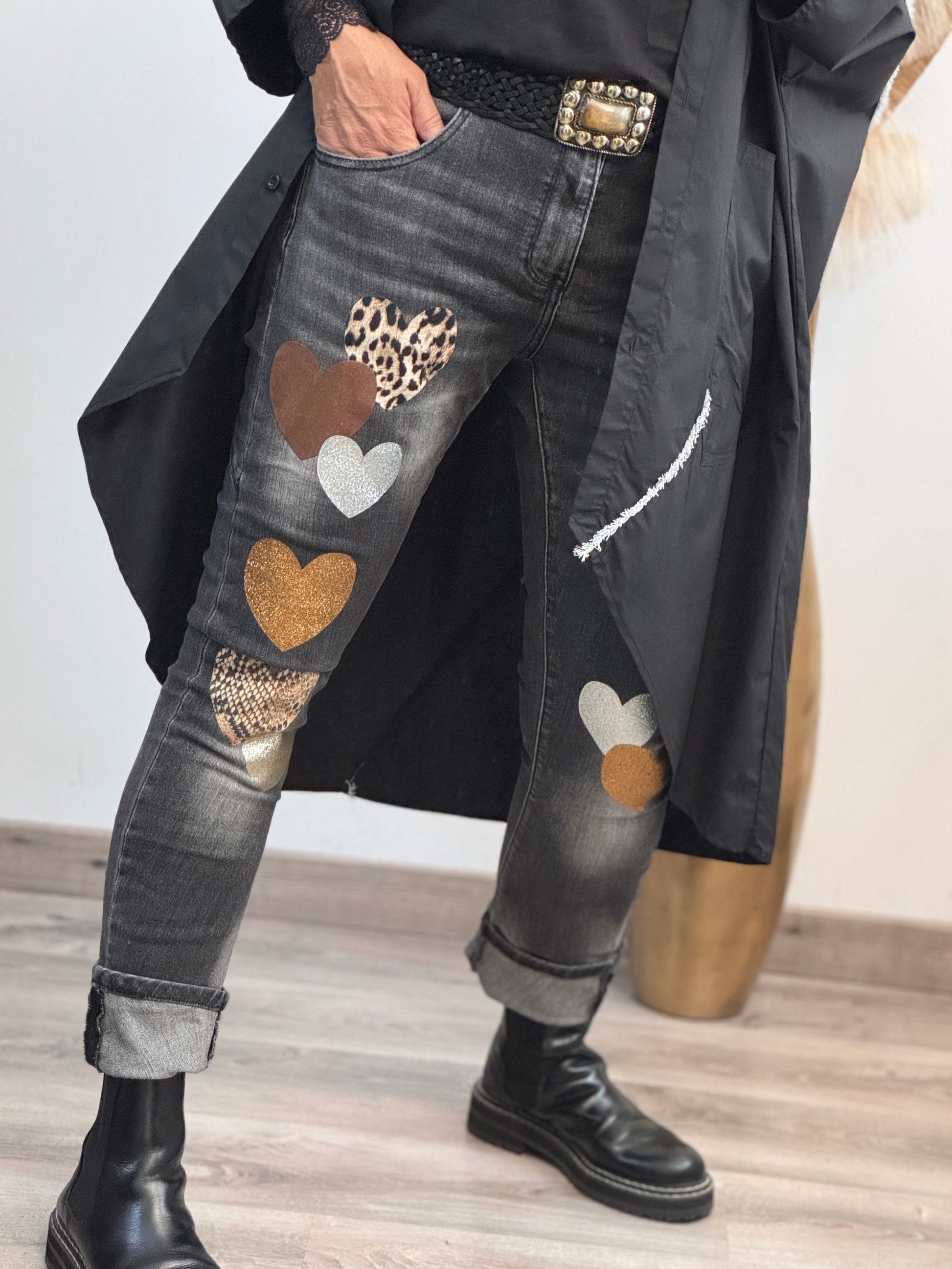 Jeans noir délavé multi patchs cœurs