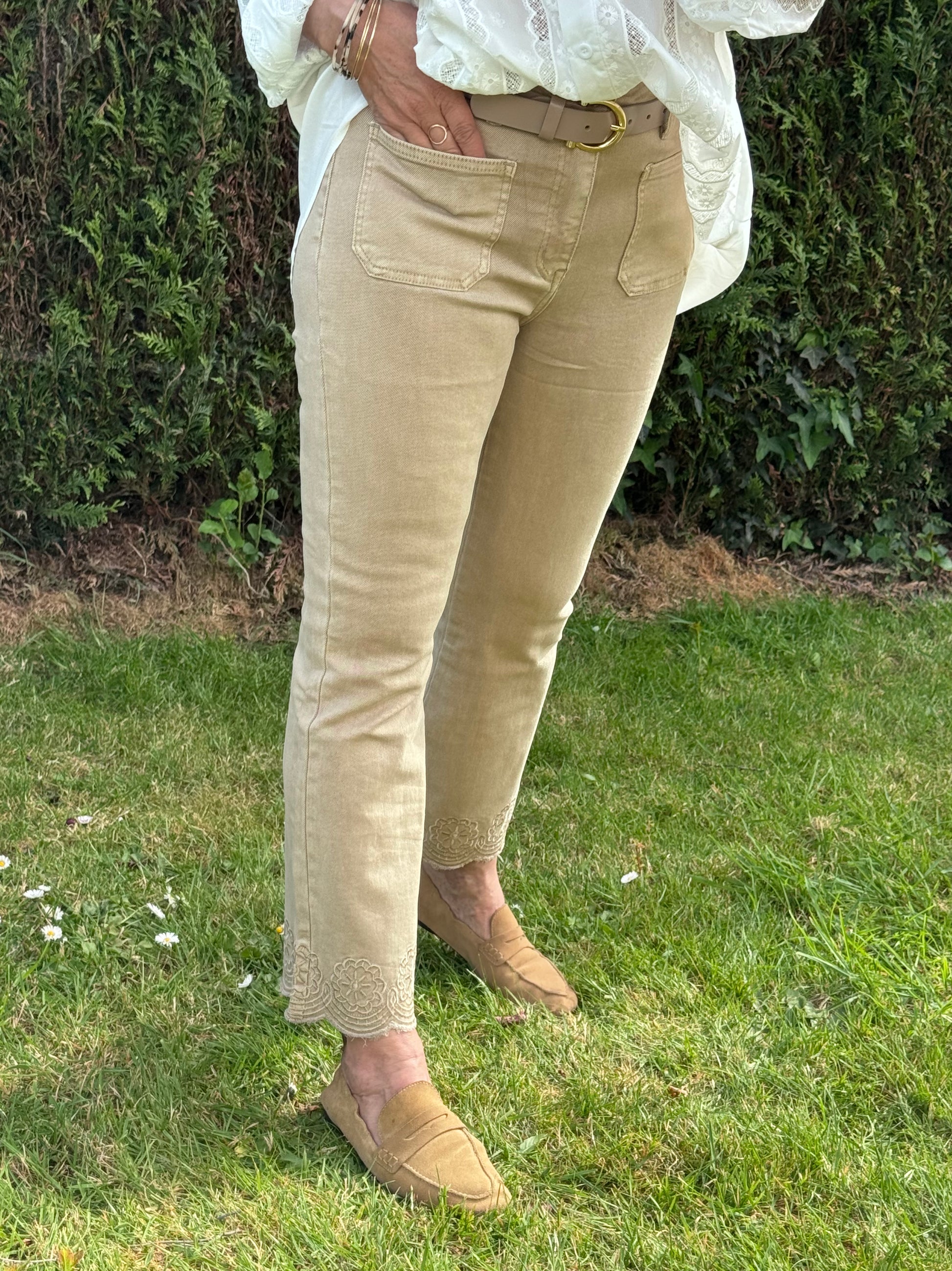Jeans flare beige brodé