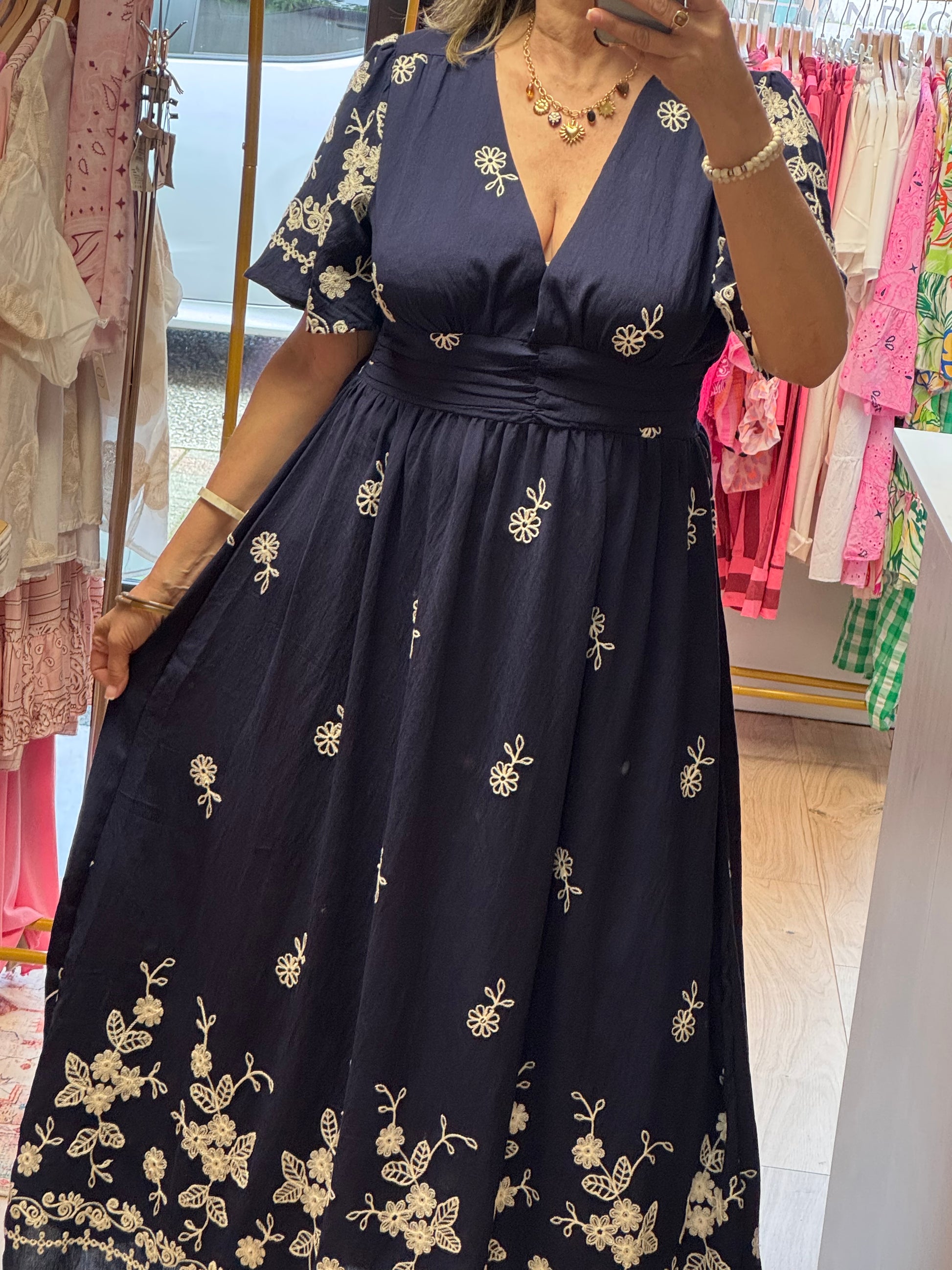 Robe marine brodée jolie forme