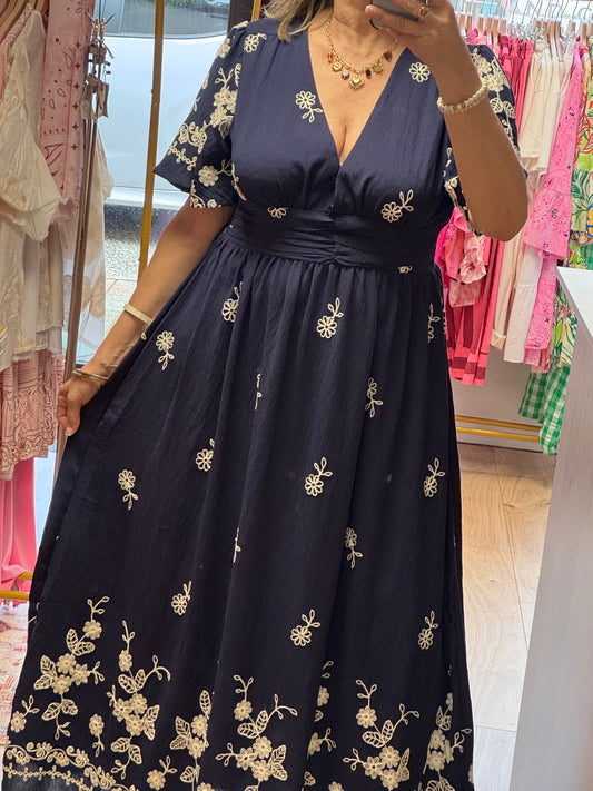 Robe marine brodée jolie forme