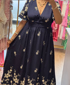 Robe marine brodée jolie forme