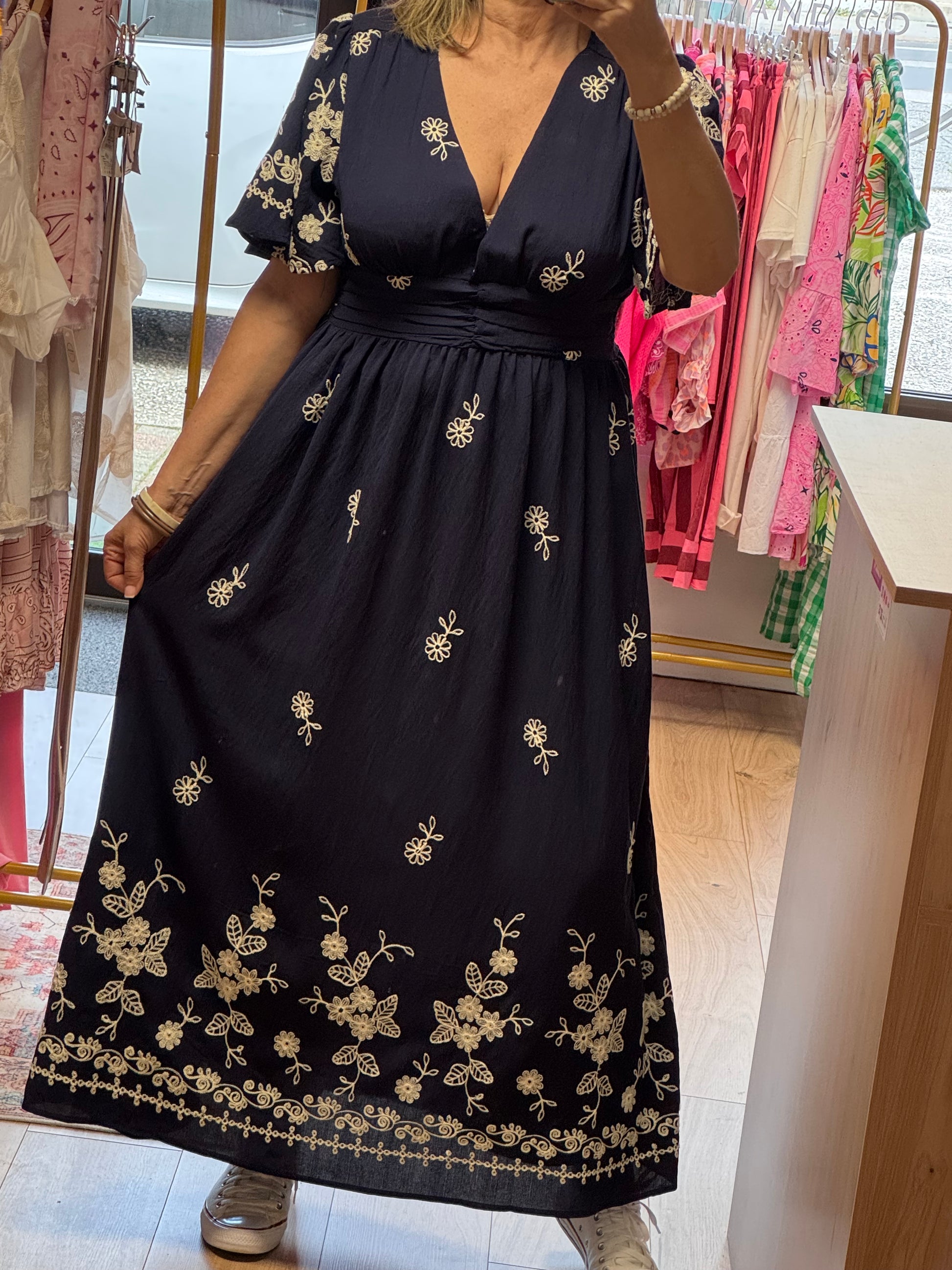 Robe marine brodée jolie forme
