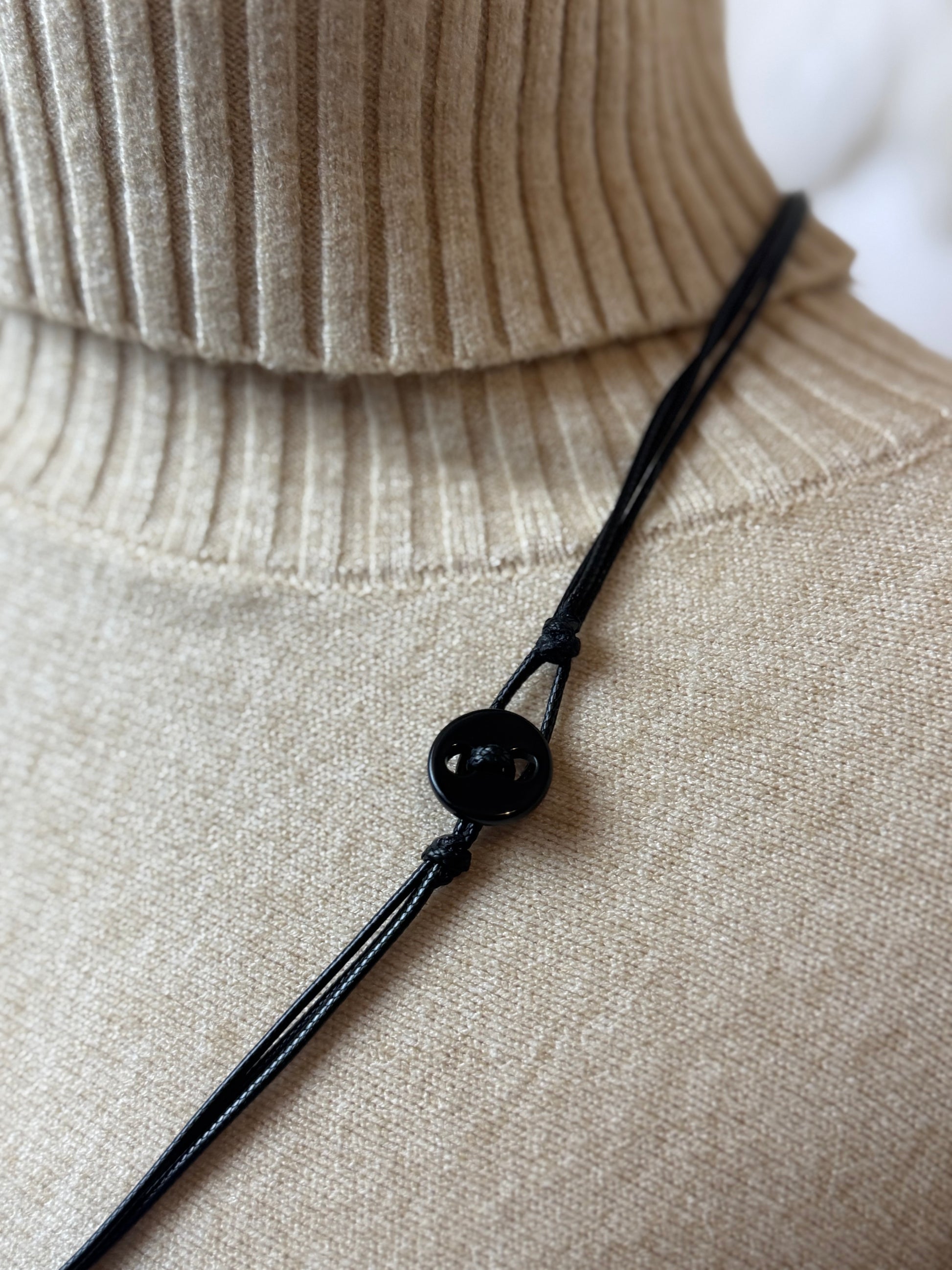Collier Long maillons Résine Bohème Chic noir