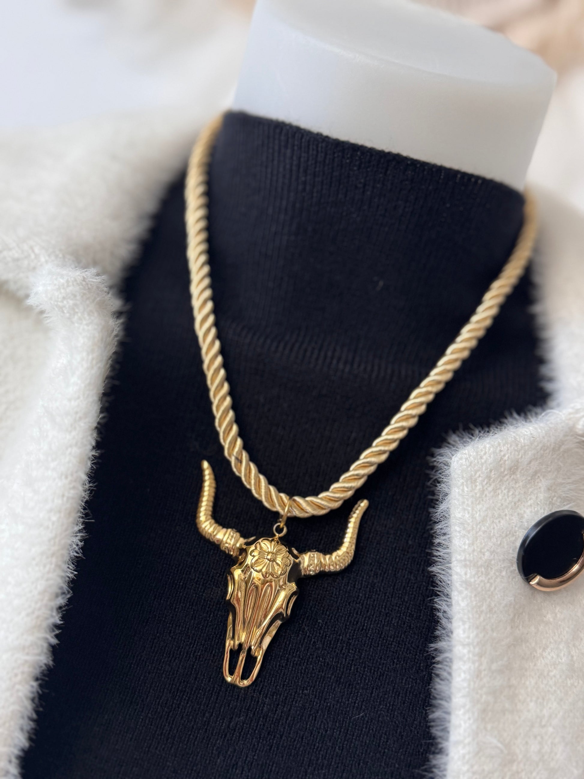 Collier cordelette dorée tête de buffle