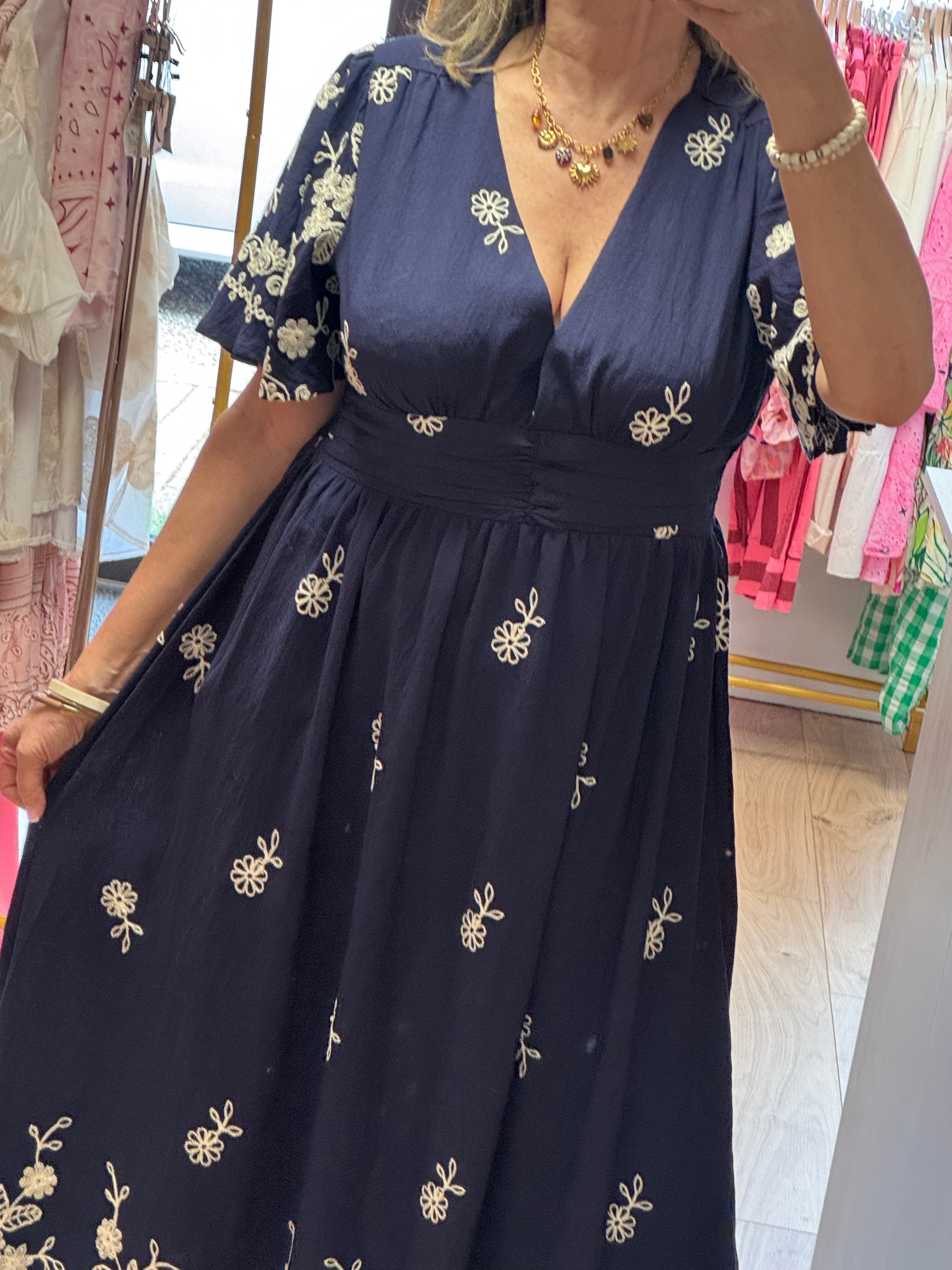 Robe marine brodée jolie forme