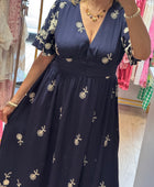 Robe marine brodée jolie forme