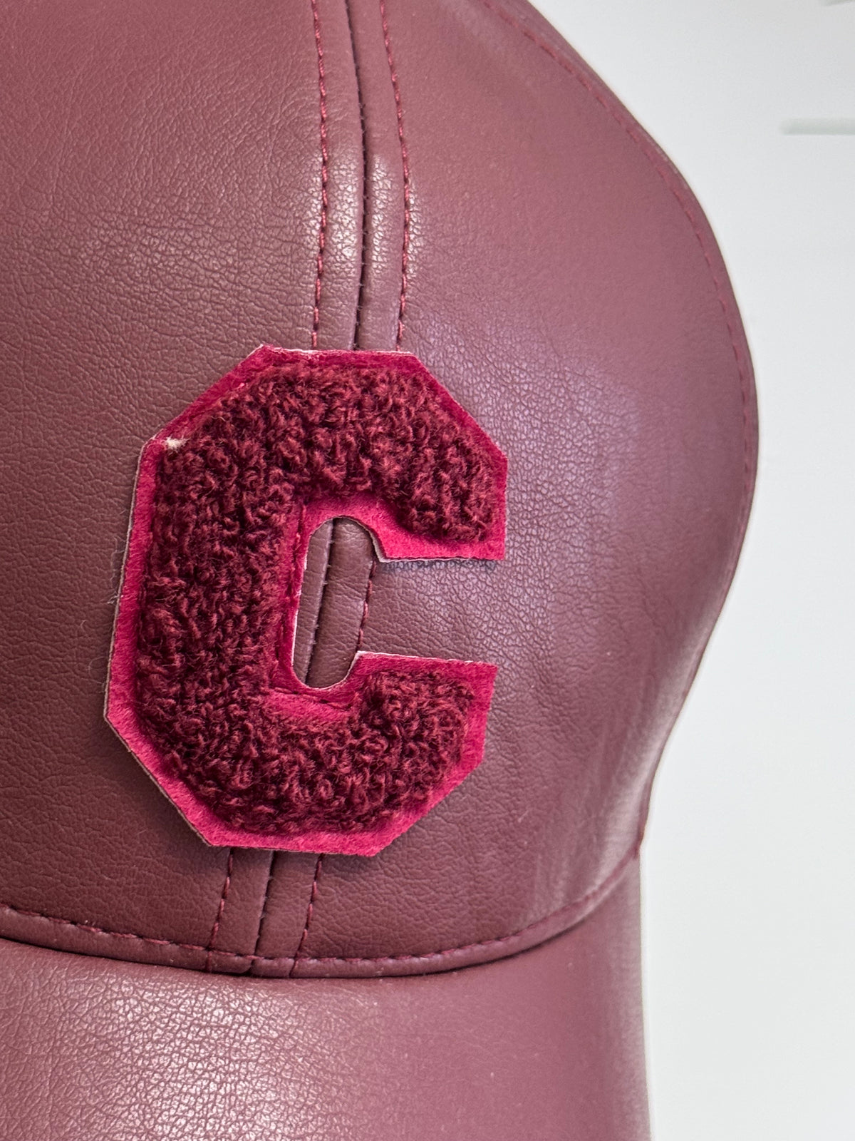 Casquette similicuir bordeaux