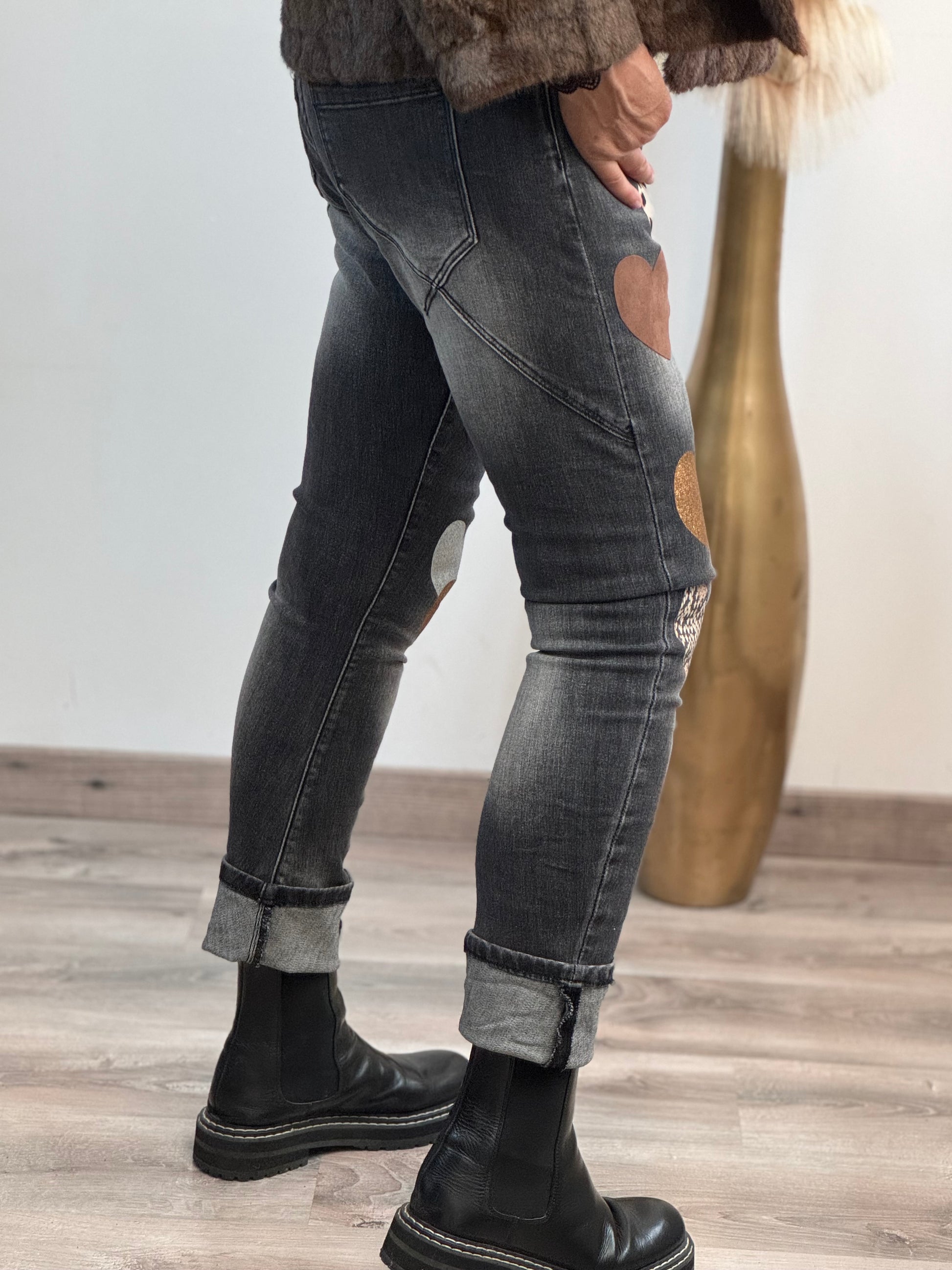 Jeans noir délavé multi patchs cœurs