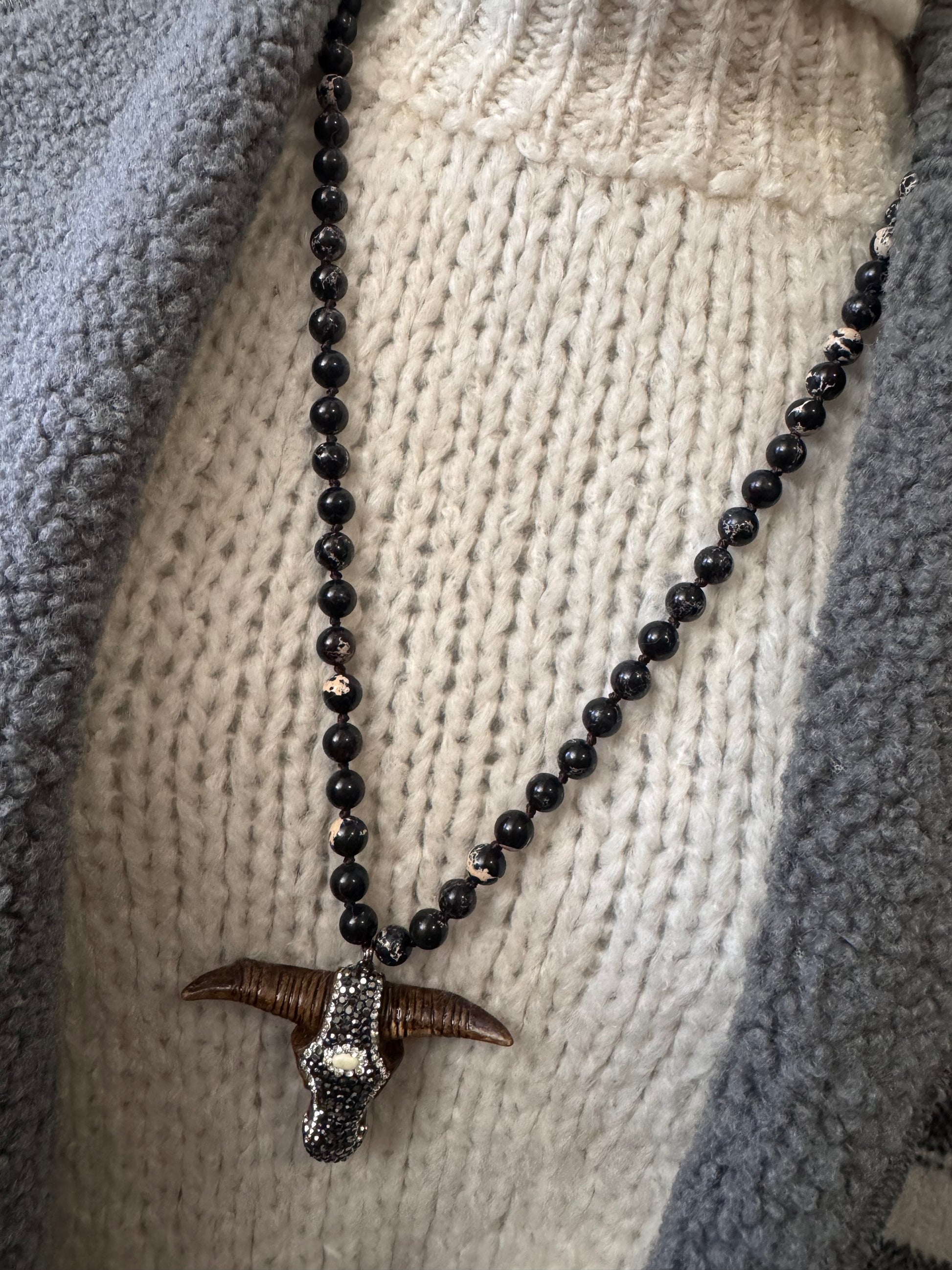 Pendentif tête de buffle noir artisanal