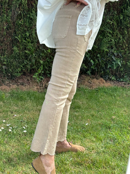 Jeans flare beige brodé