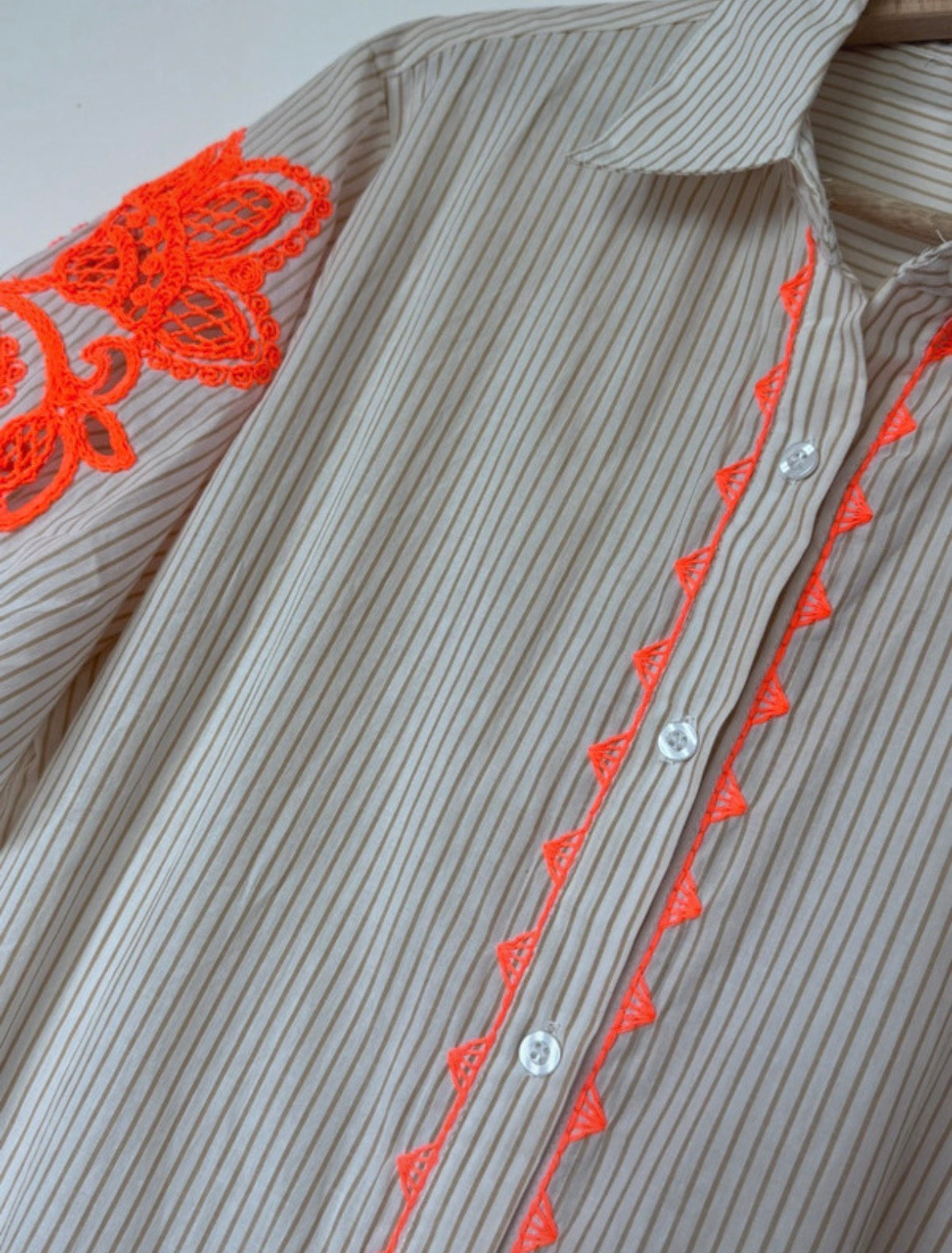 Robe rayures beige broderie