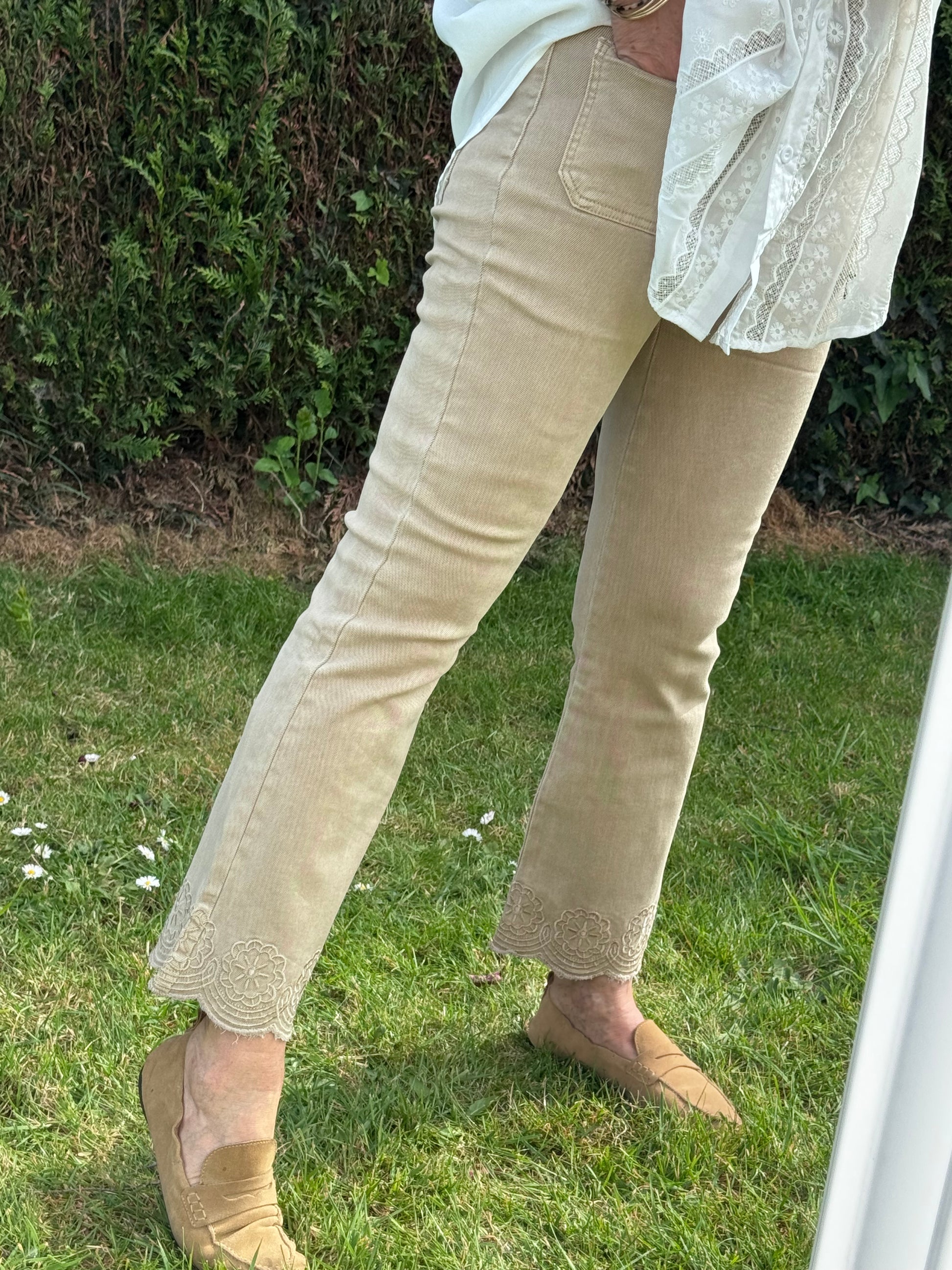 Jeans flare beige brodé