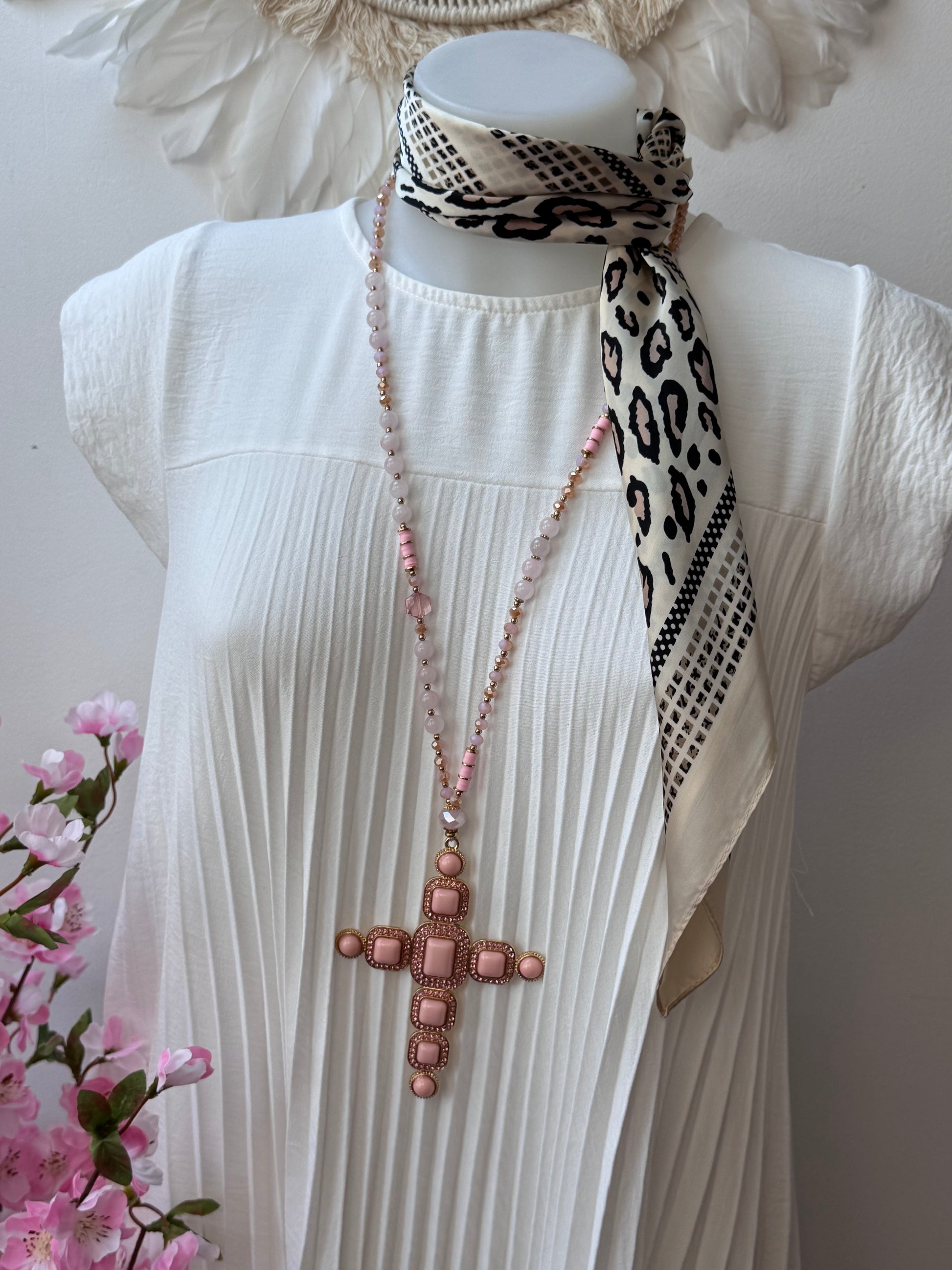 Pendentif croix rose pâle