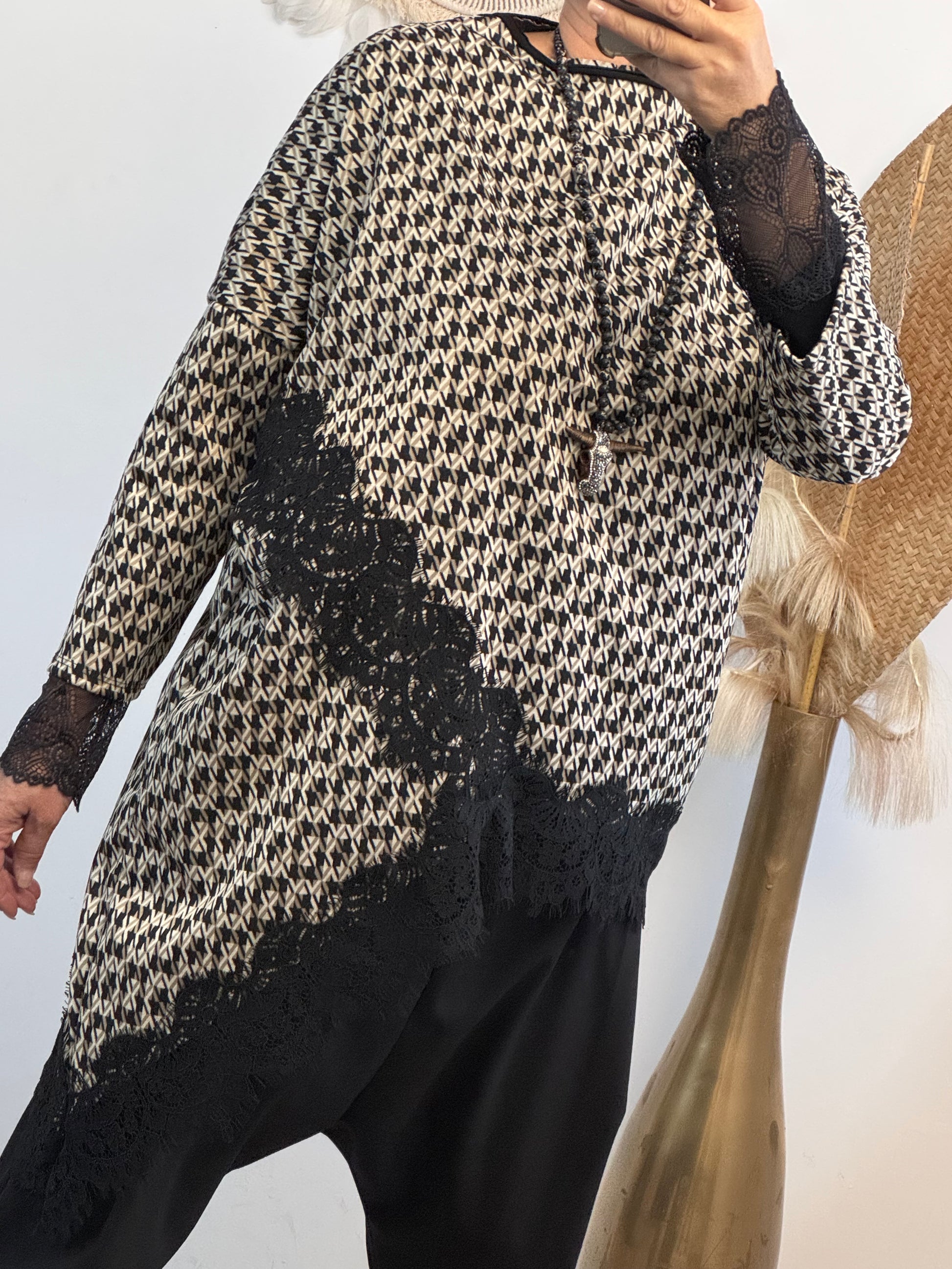 Pull asymétrique pieds de poule dentelle