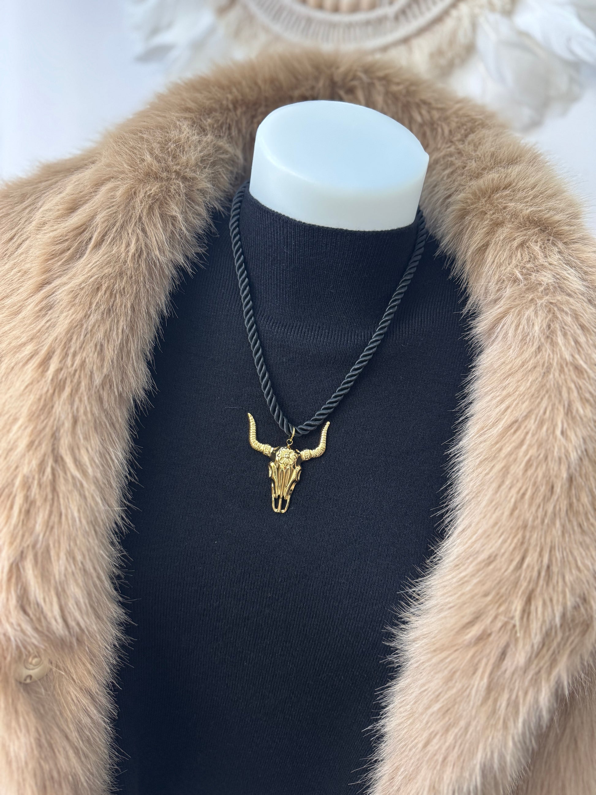 Collier cordelette noire tête de buffle