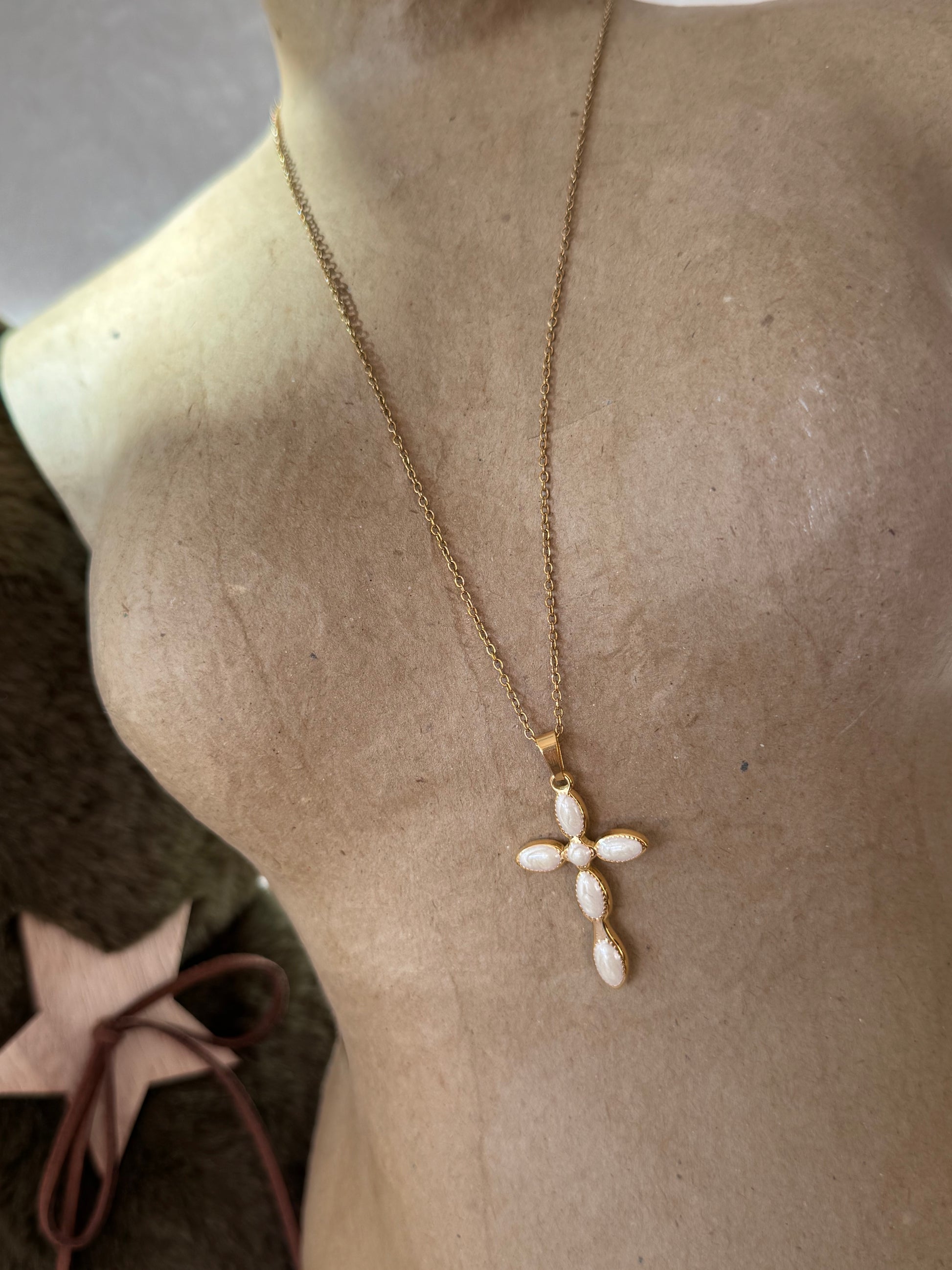 Collier Croix Élégance 
Pierres Ovales blanches