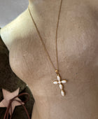 Collier Croix Élégance 
Pierres Ovales blanches