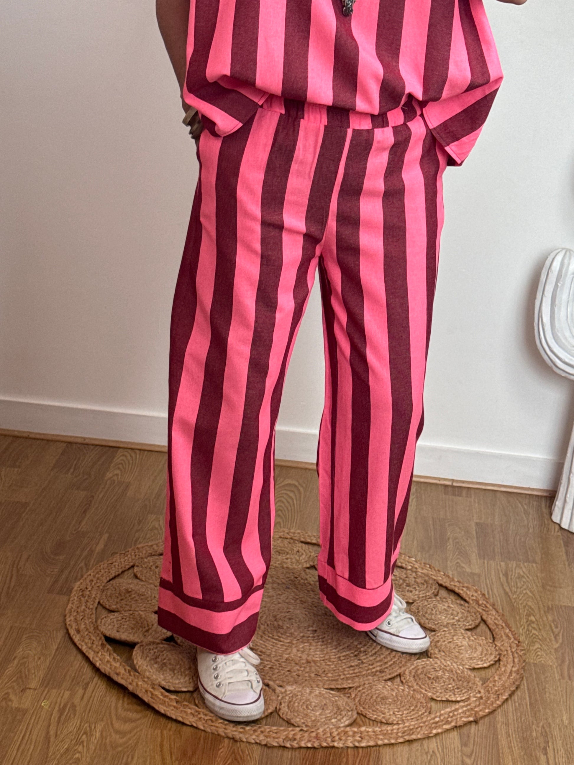 Pantalon rayé rose et rouge