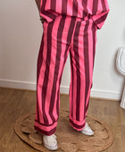 Pantalon rayé rose et rouge