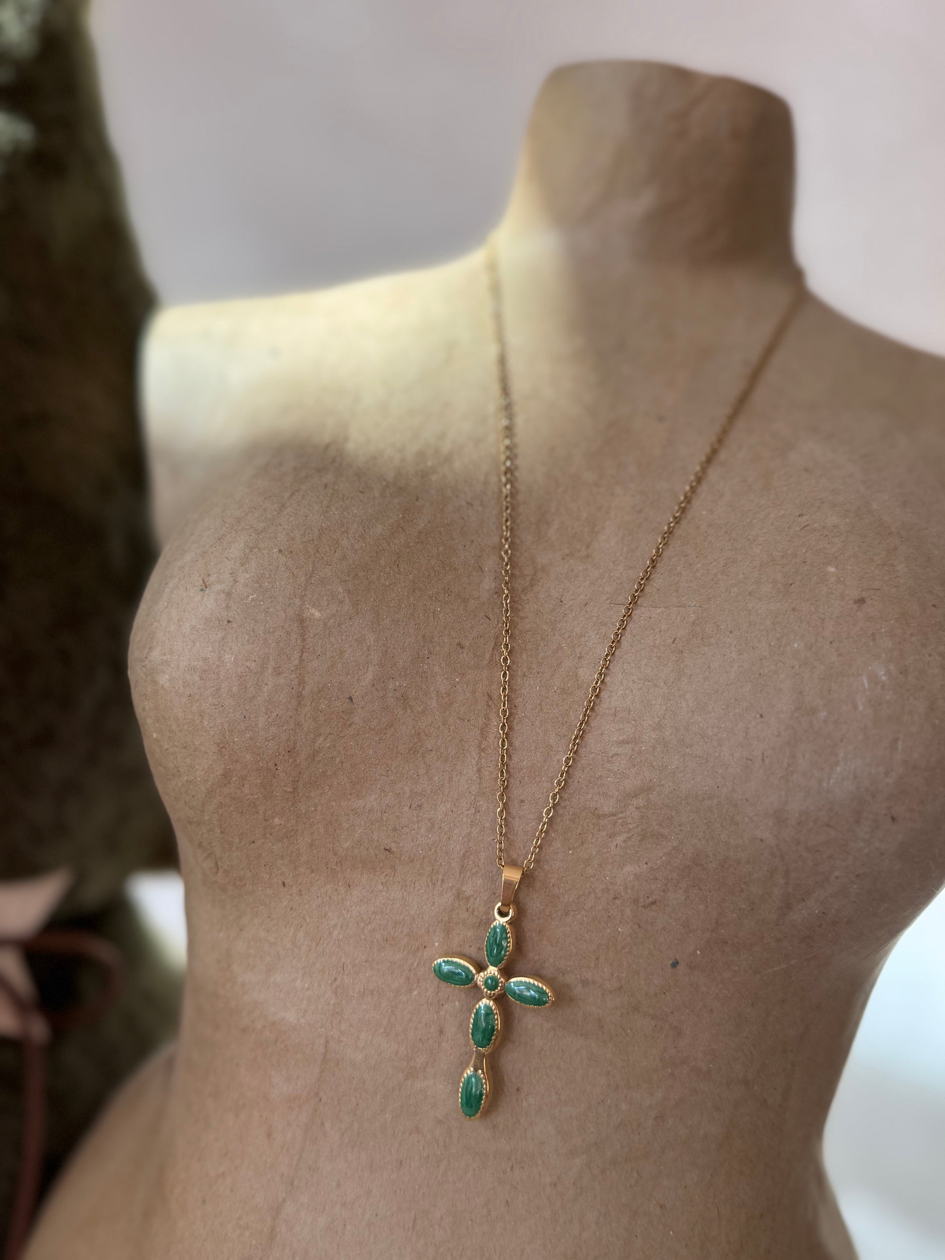 Collier Croix Élégance 
Pierres Ovales vertes