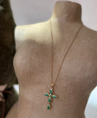 Collier Croix Élégance 
Pierres Ovales vertes