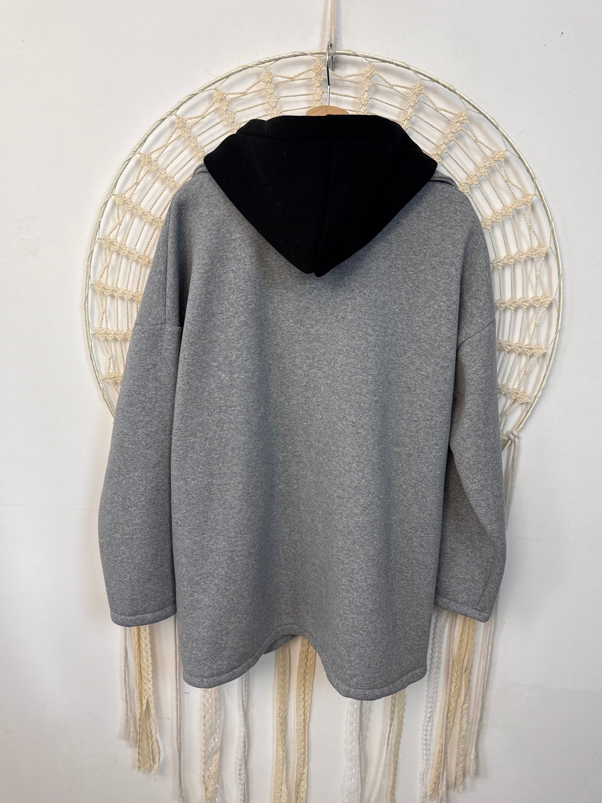 Veste molletonnée grise capuche noire TU 44/50