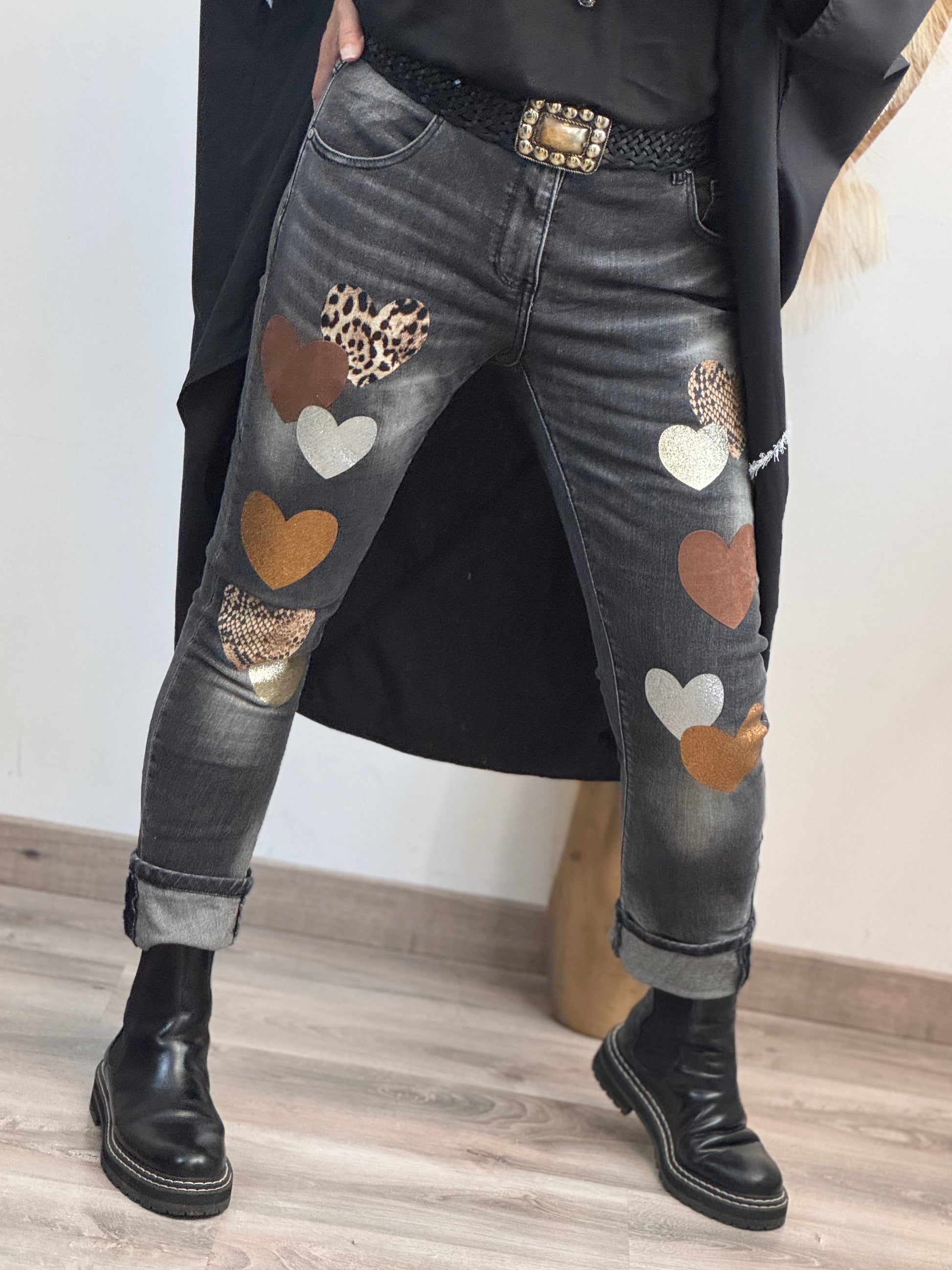 Jeans noir délavé multi patchs cœurs