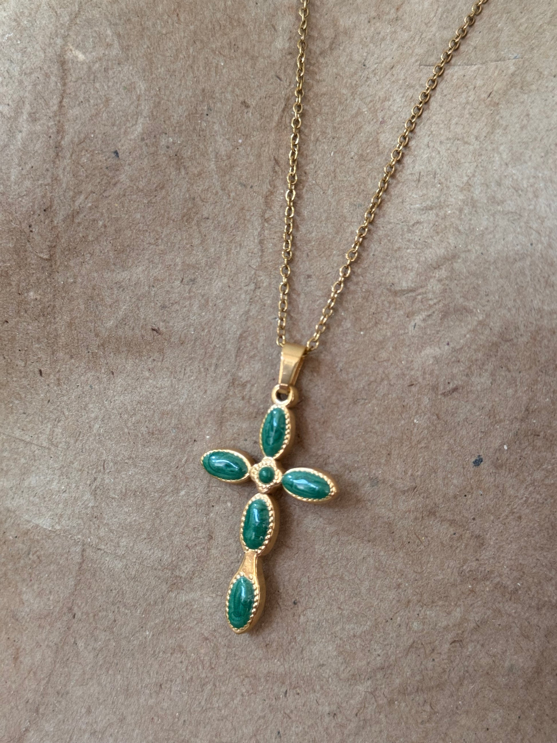 Collier Croix Élégance 
Pierres Ovales vertes