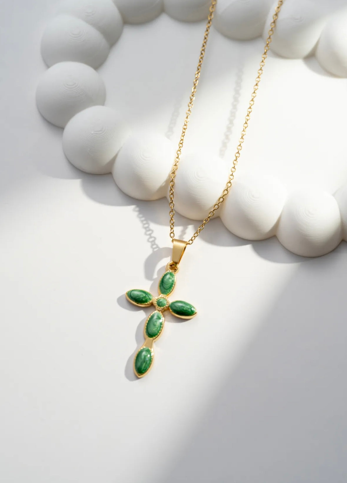 Collier Croix Élégance 
Pierres Ovales vertes