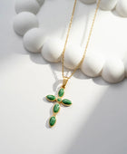 Collier Croix Élégance 
Pierres Ovales vertes