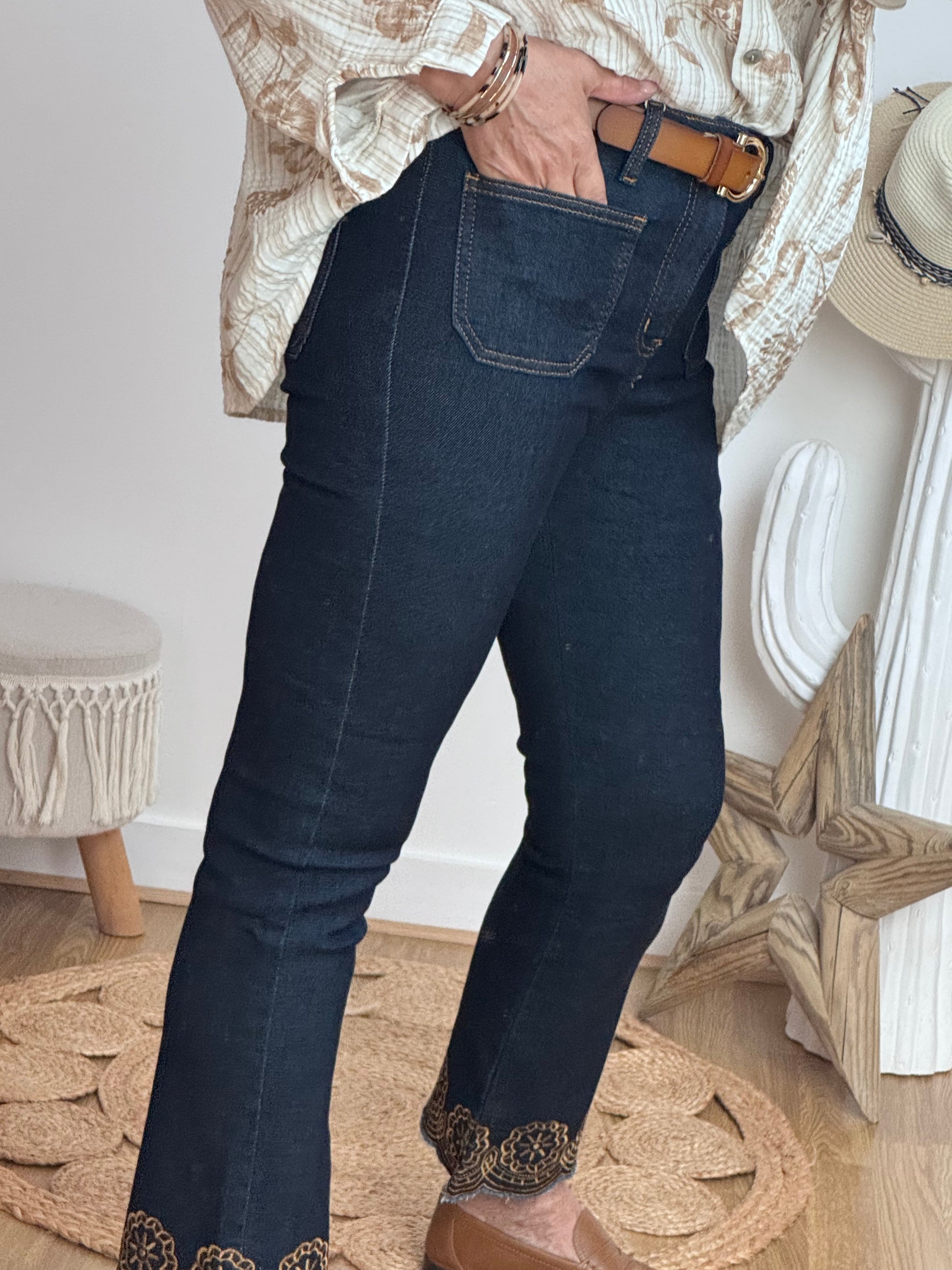 Jean flare bleu brute brodé